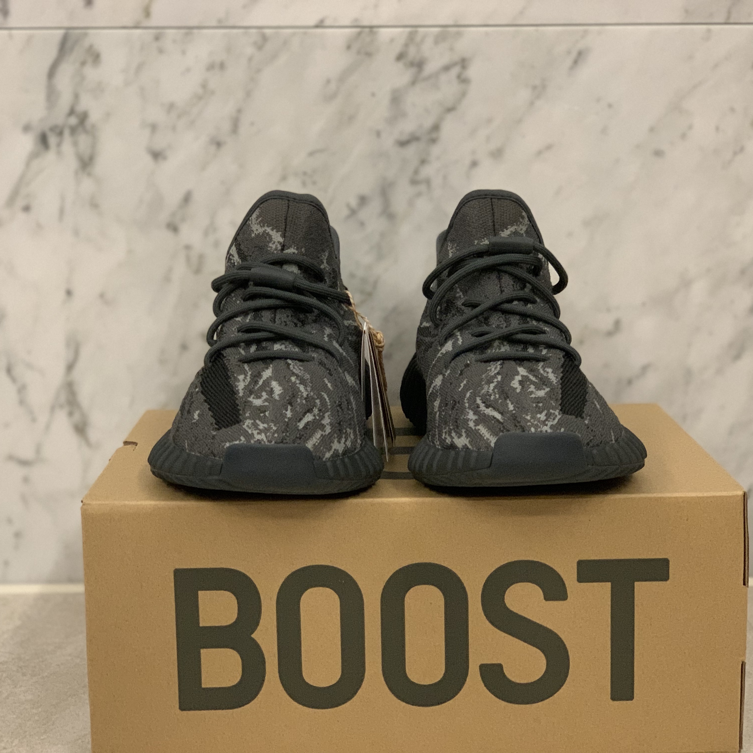 Adidas Yeezy Boost 350 V2 MX Dark Salt 착용 스타일 - 3