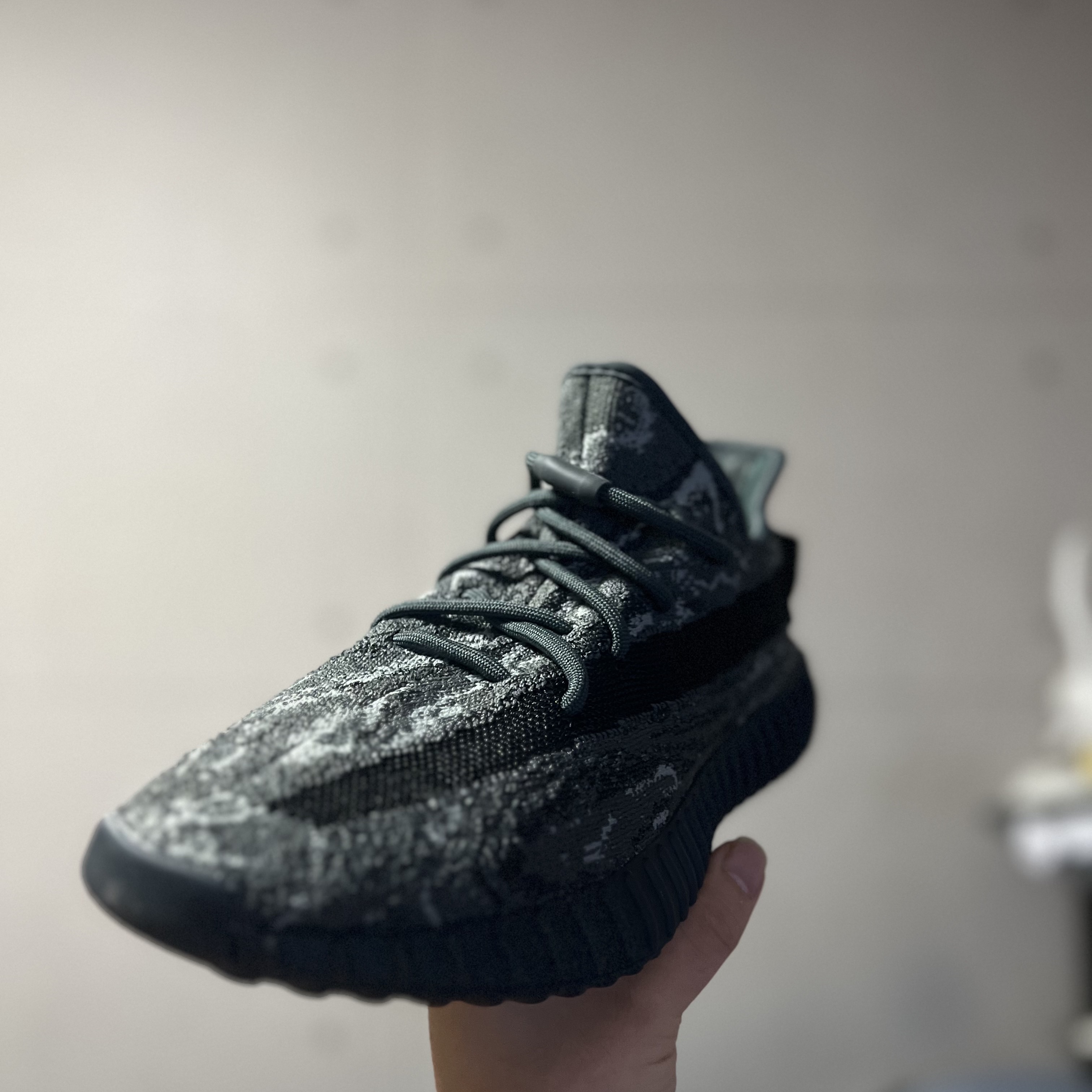 Adidas Yeezy Boost 350 V2 MX Dark Salt 착용 스타일 - 5