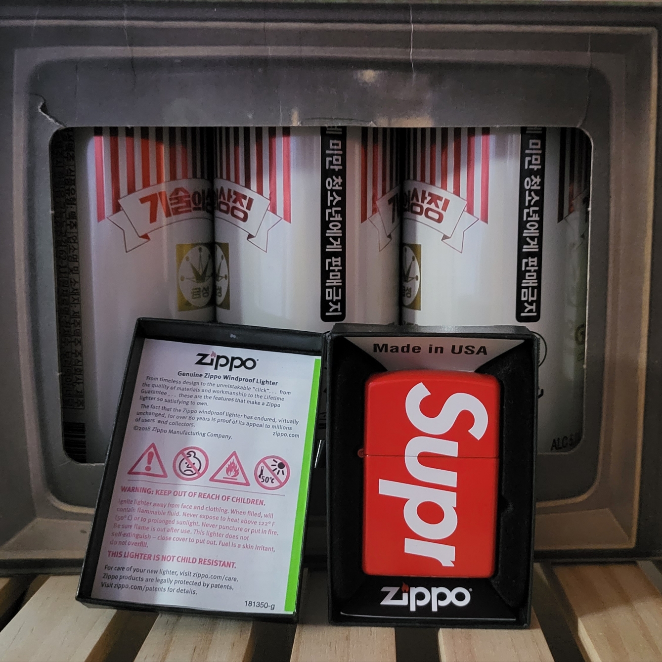 Supreme Logo Zippo Red 착용 스타일 - 1