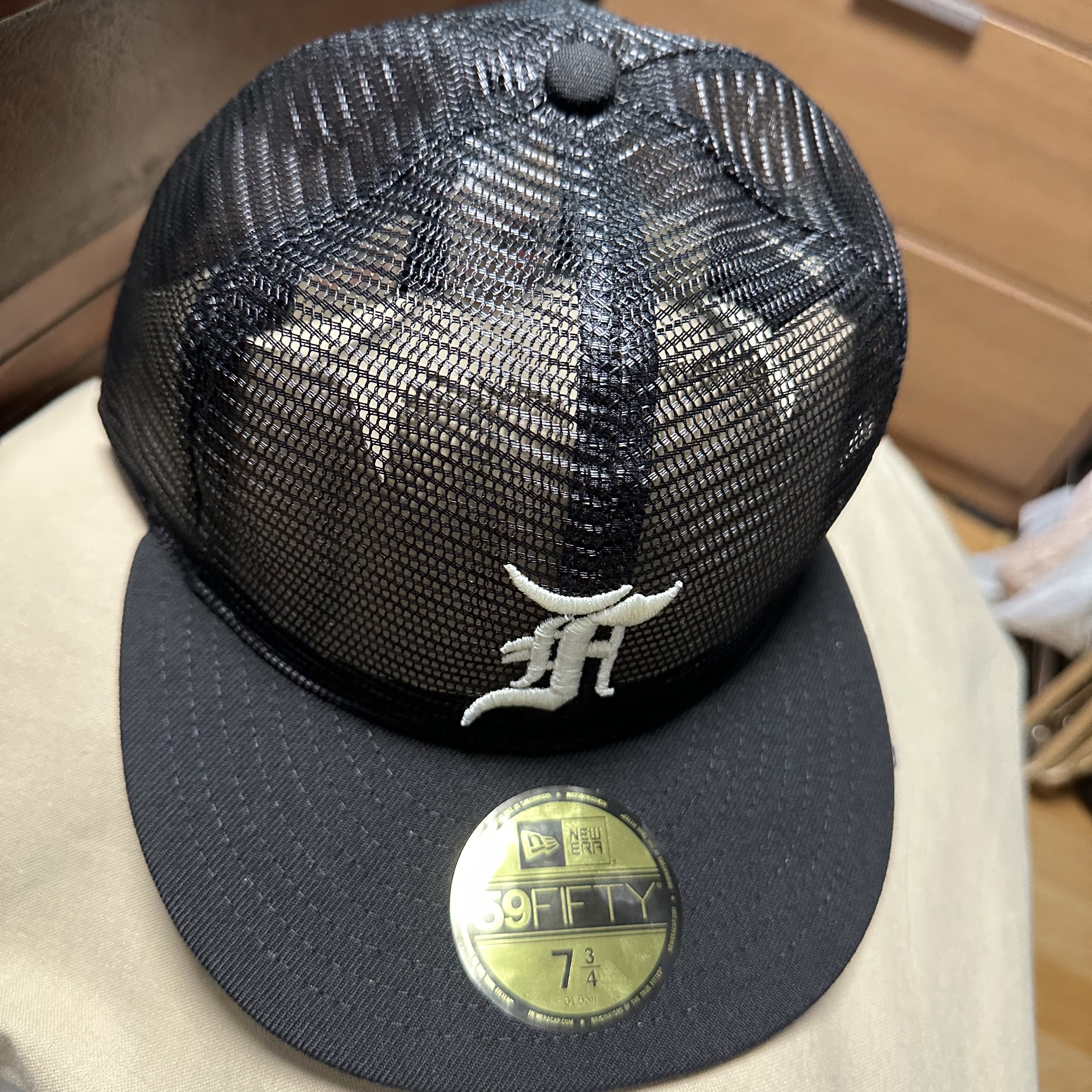 Essentials x New Era 59FIFTY Mesh Cap Black 착용 스타일