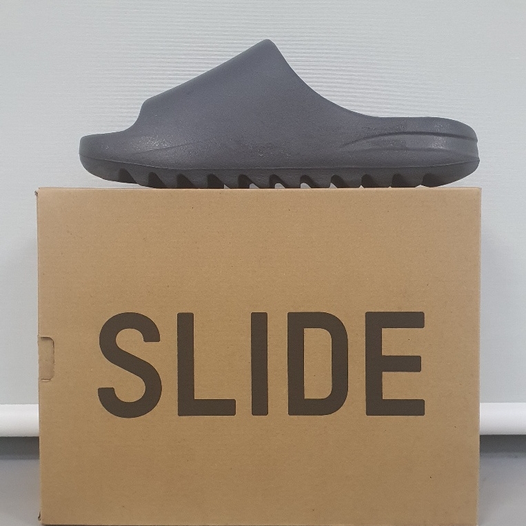Adidas Yeezy Slide Slate Grey 착용 스타일