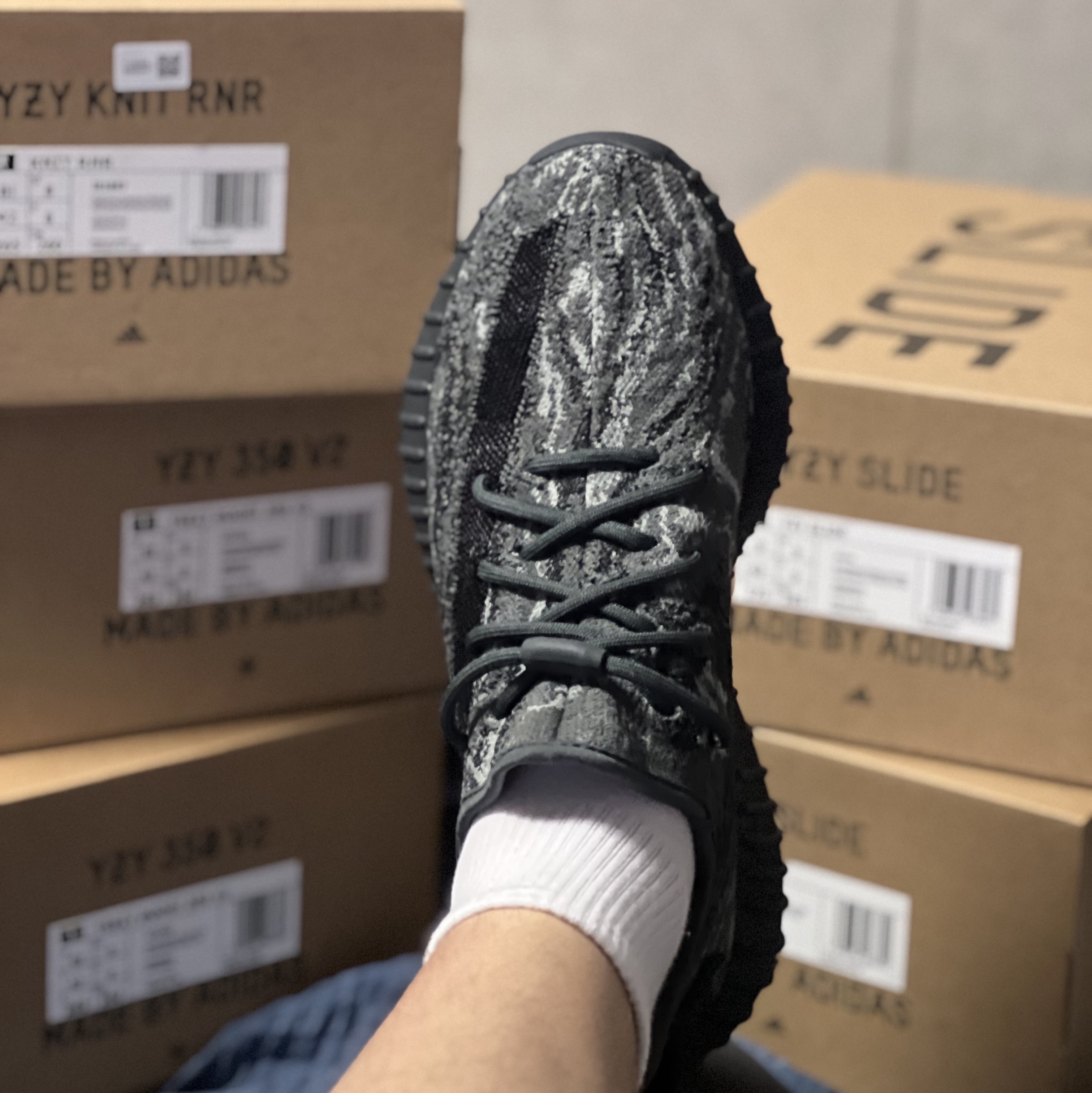 Adidas Yeezy Boost 350 V2 MX Dark Salt 착용 스타일 - 1