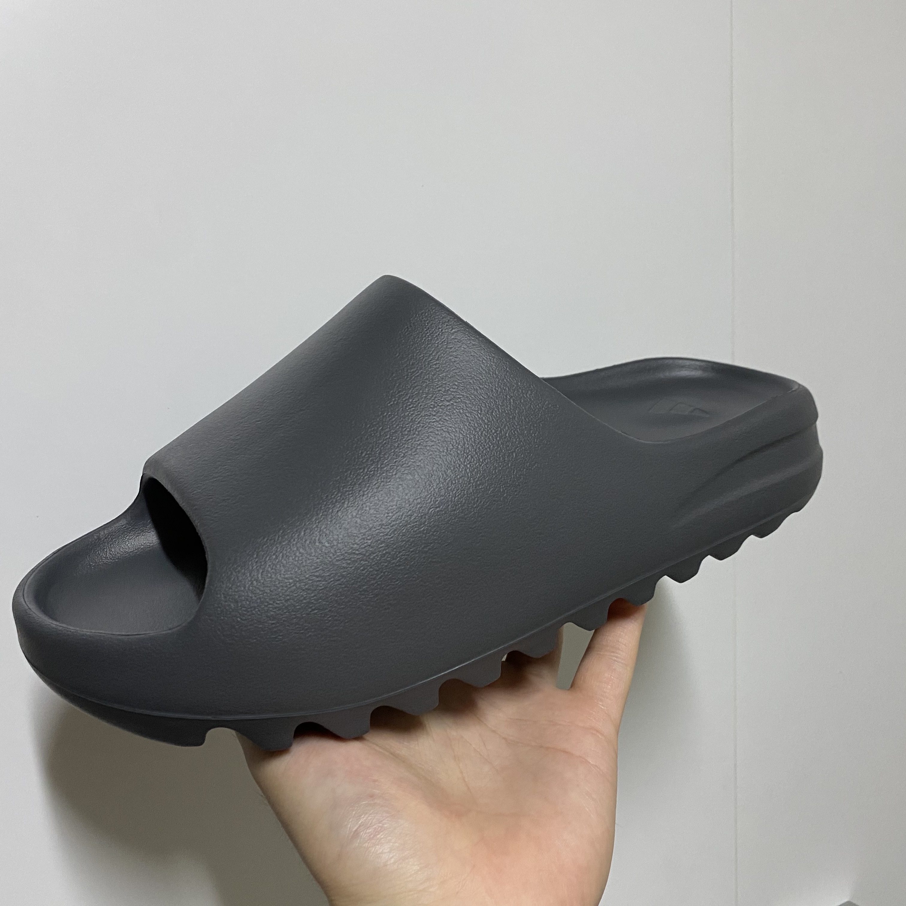 Adidas Yeezy Slide Slate Grey 착용 스타일