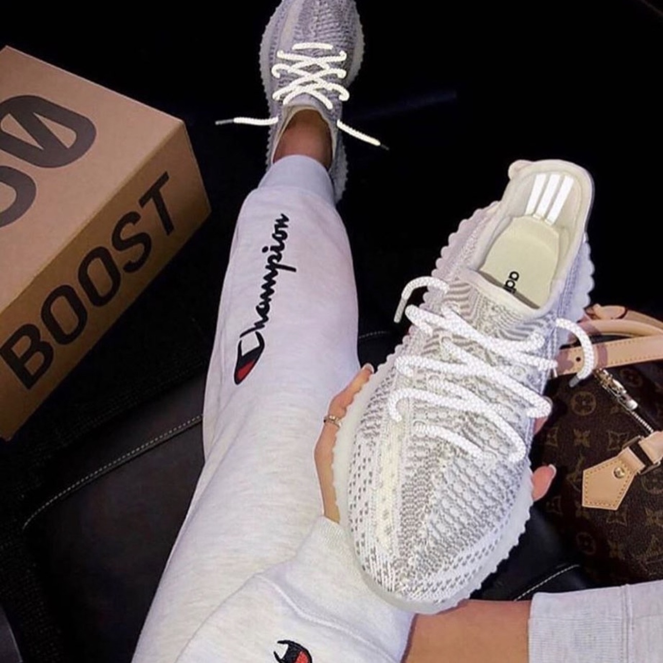 Adidas Yeezy Boost 350 V2 Static 2023 착용 스타일 - 2