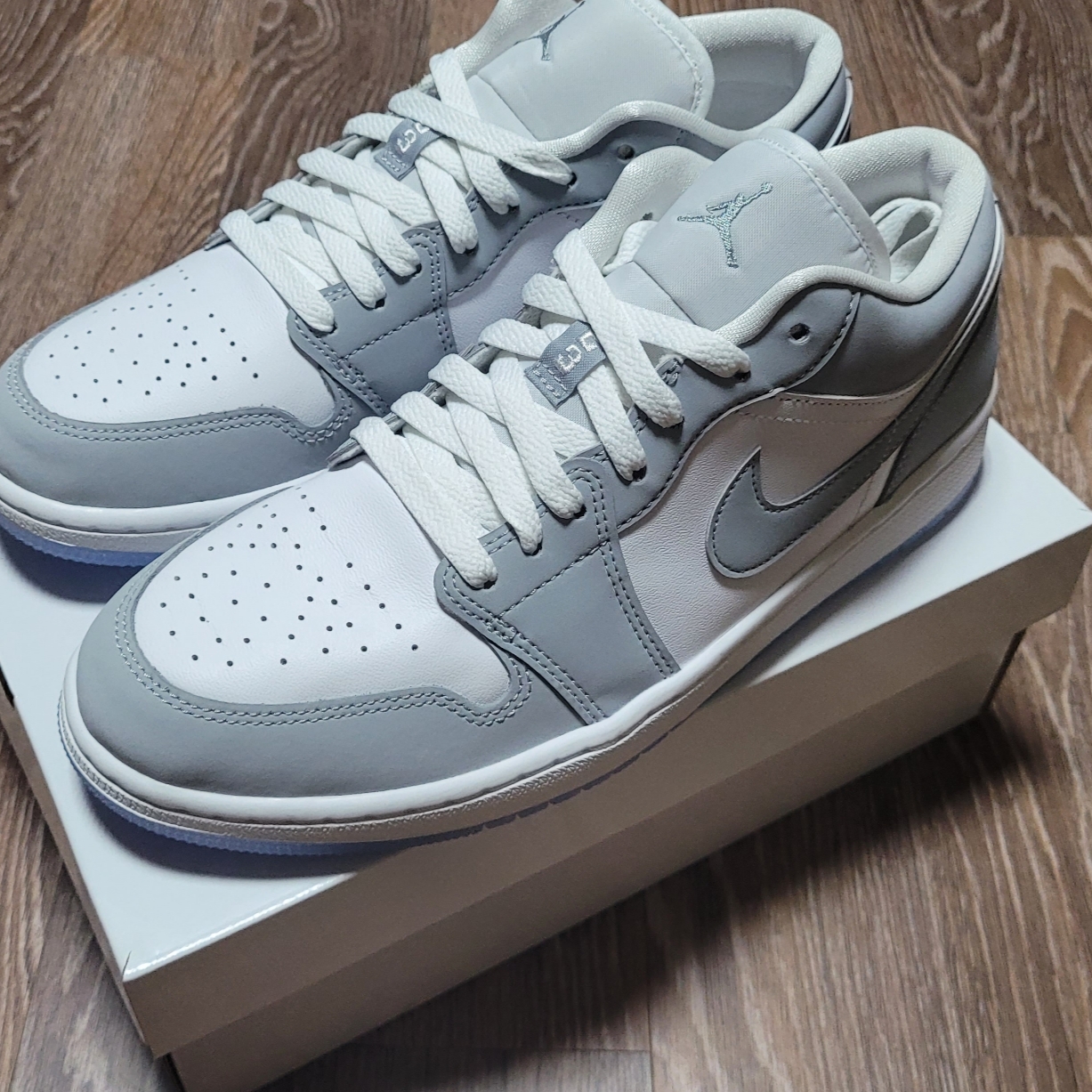 (W) Nike Dunk Low PRM Midnight Navy and White, (W) Jordan 1 Low White Wolf Grey 착용 스타일 - 2