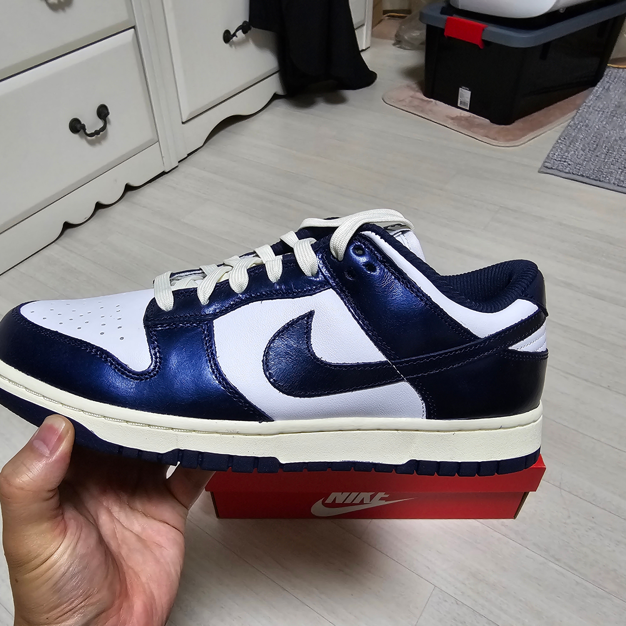 (W) Nike Dunk Low PRM Midnight Navy and White 착용 스타일 - 2
