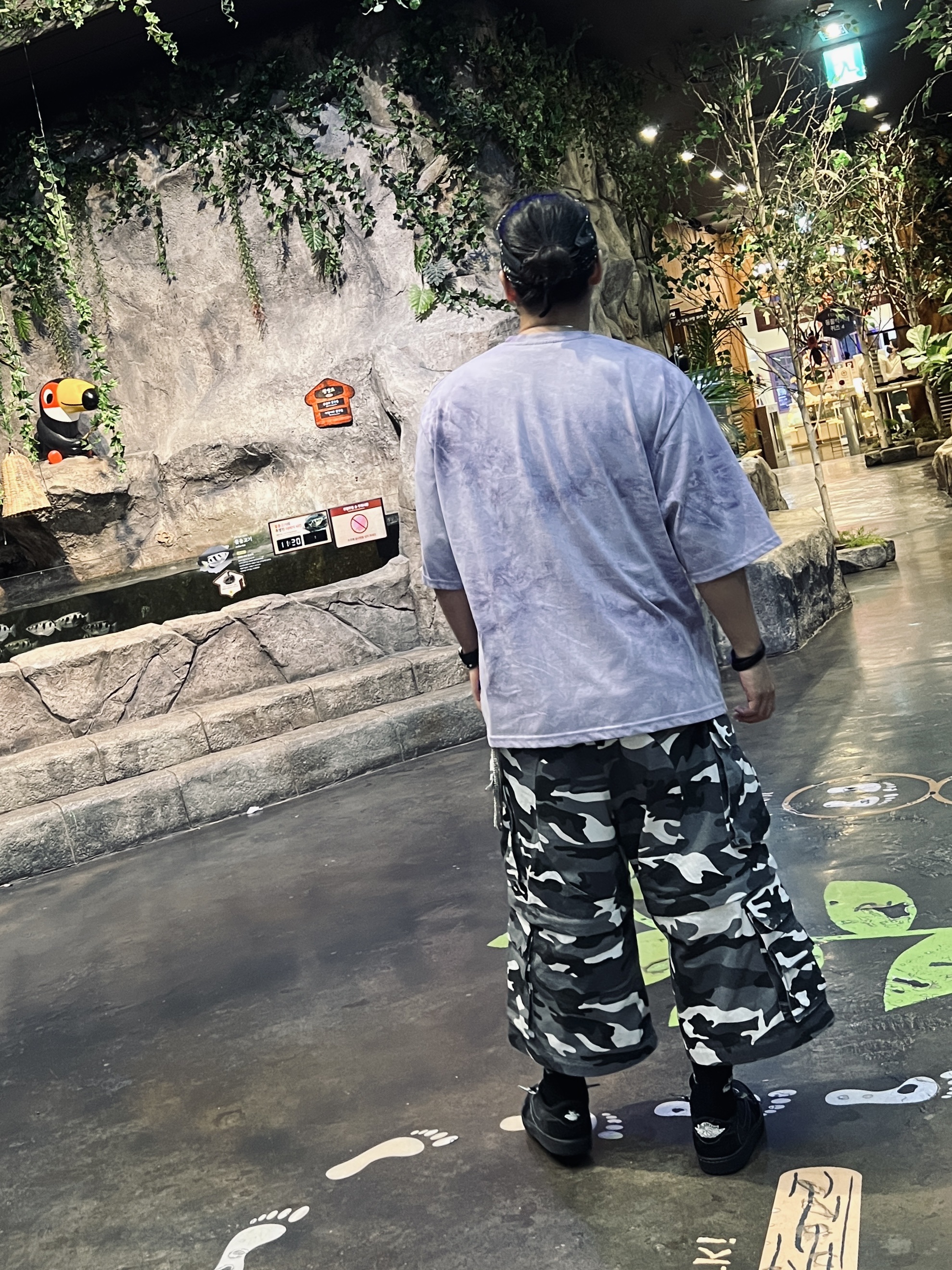 Project G/R Oversized Convertible Cargo Pants City Camo, Jordan 1 x Travis Scott Retro Low OG SP Black Phantom 착용 스타일 - 1