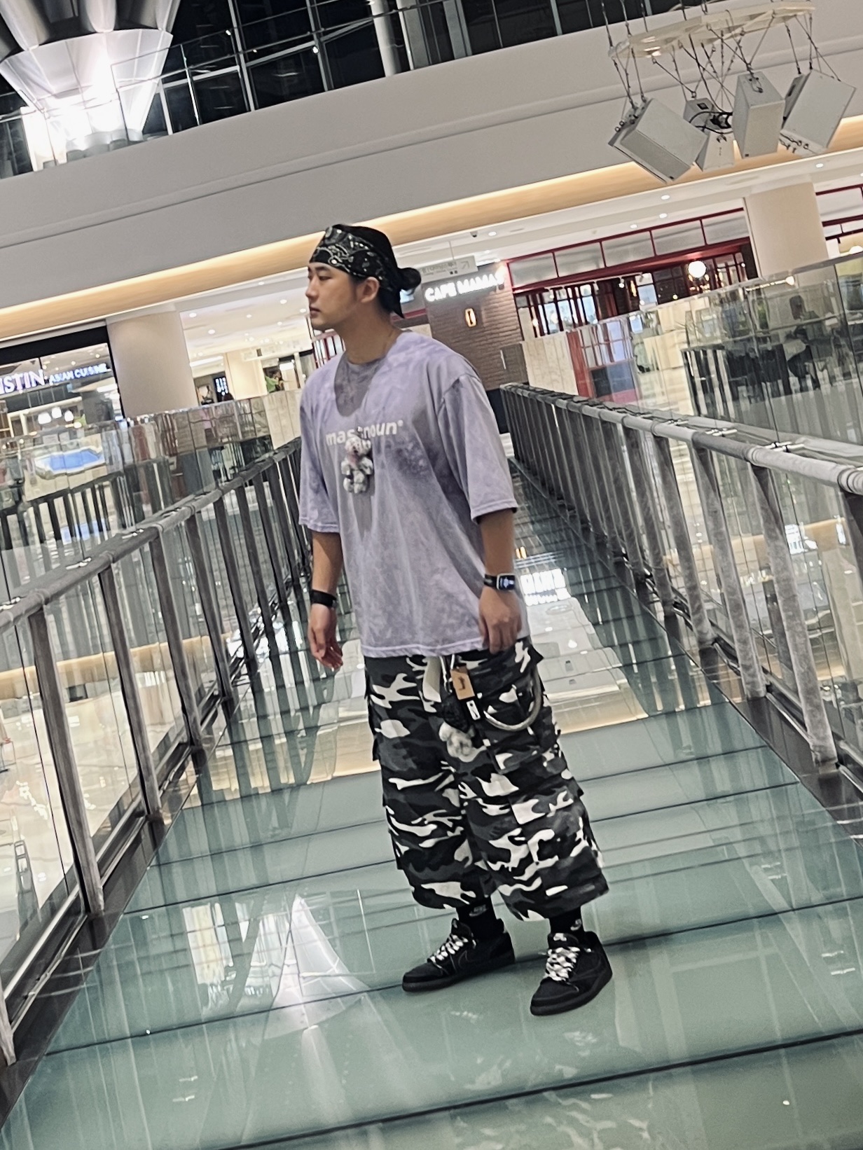 Project G/R Oversized Convertible Cargo Pants City Camo, Jordan 1 x Travis Scott Retro Low OG SP Black Phantom 착용 스타일 - 2