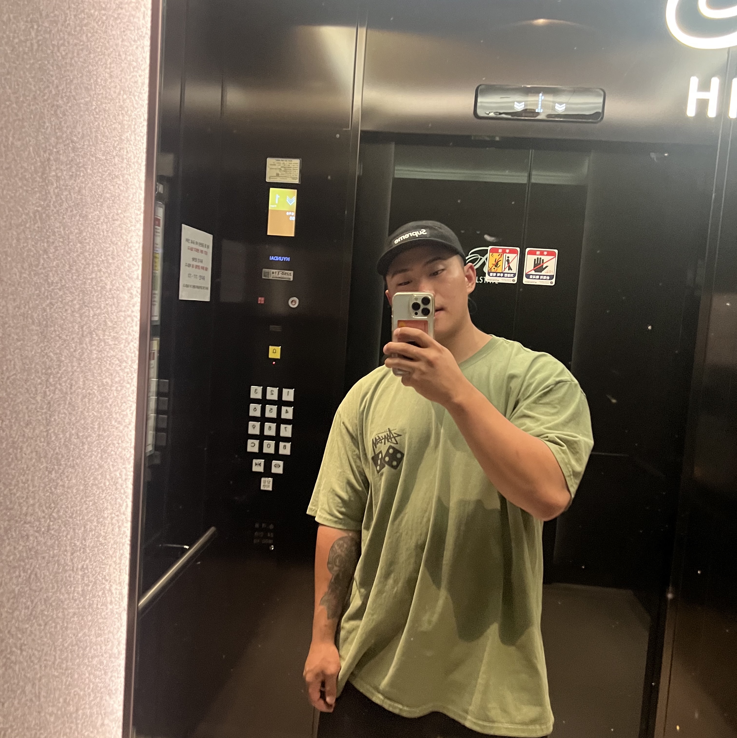 Stussy Dice Pigment Dyed T-Shirt Artichoke 2023, Supreme Washed Chino Twill Camp Cap Black 착용 스타일