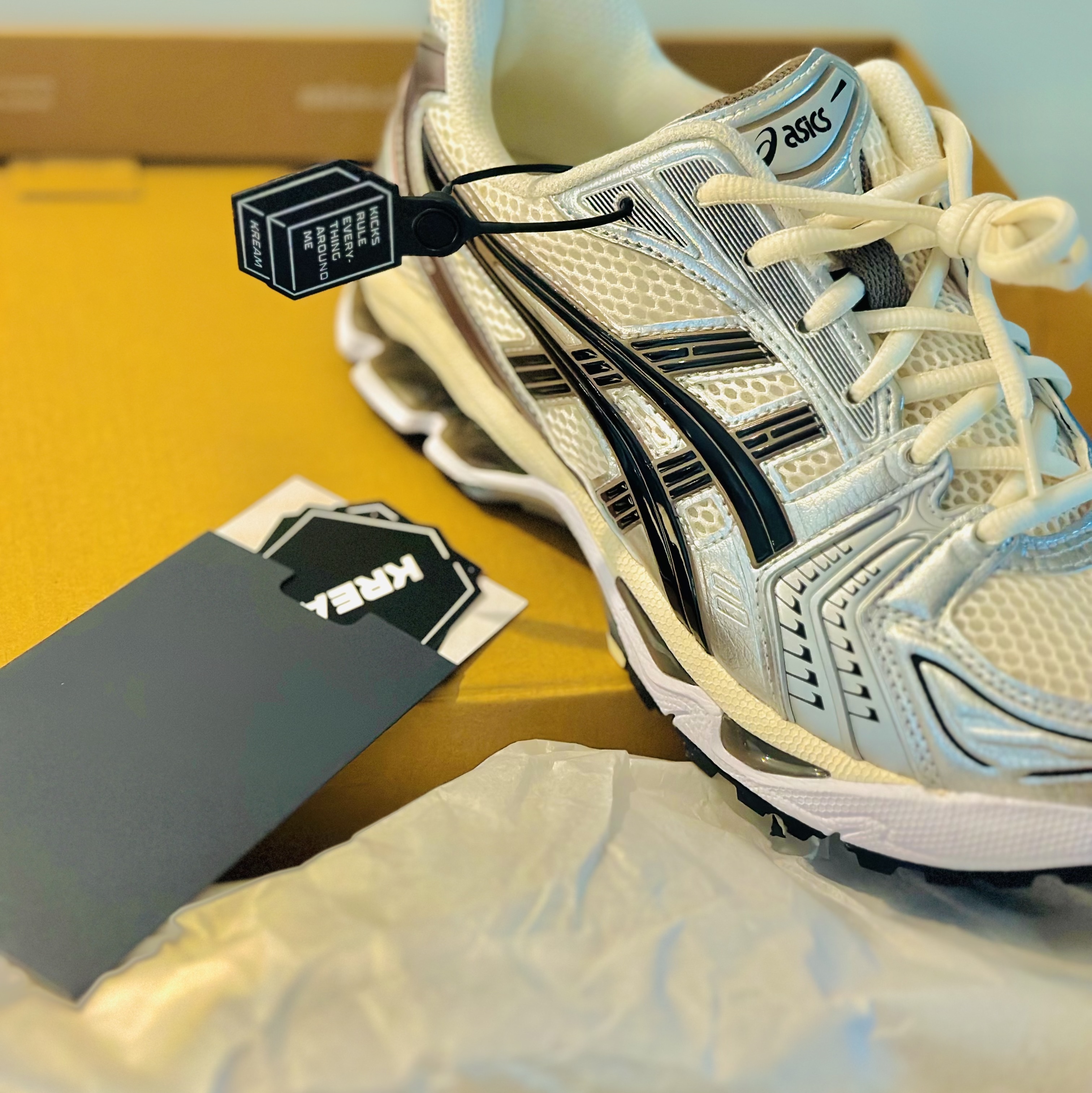 Asics Gel-Kayano 14 Cream Black 착용 스타일 - 1