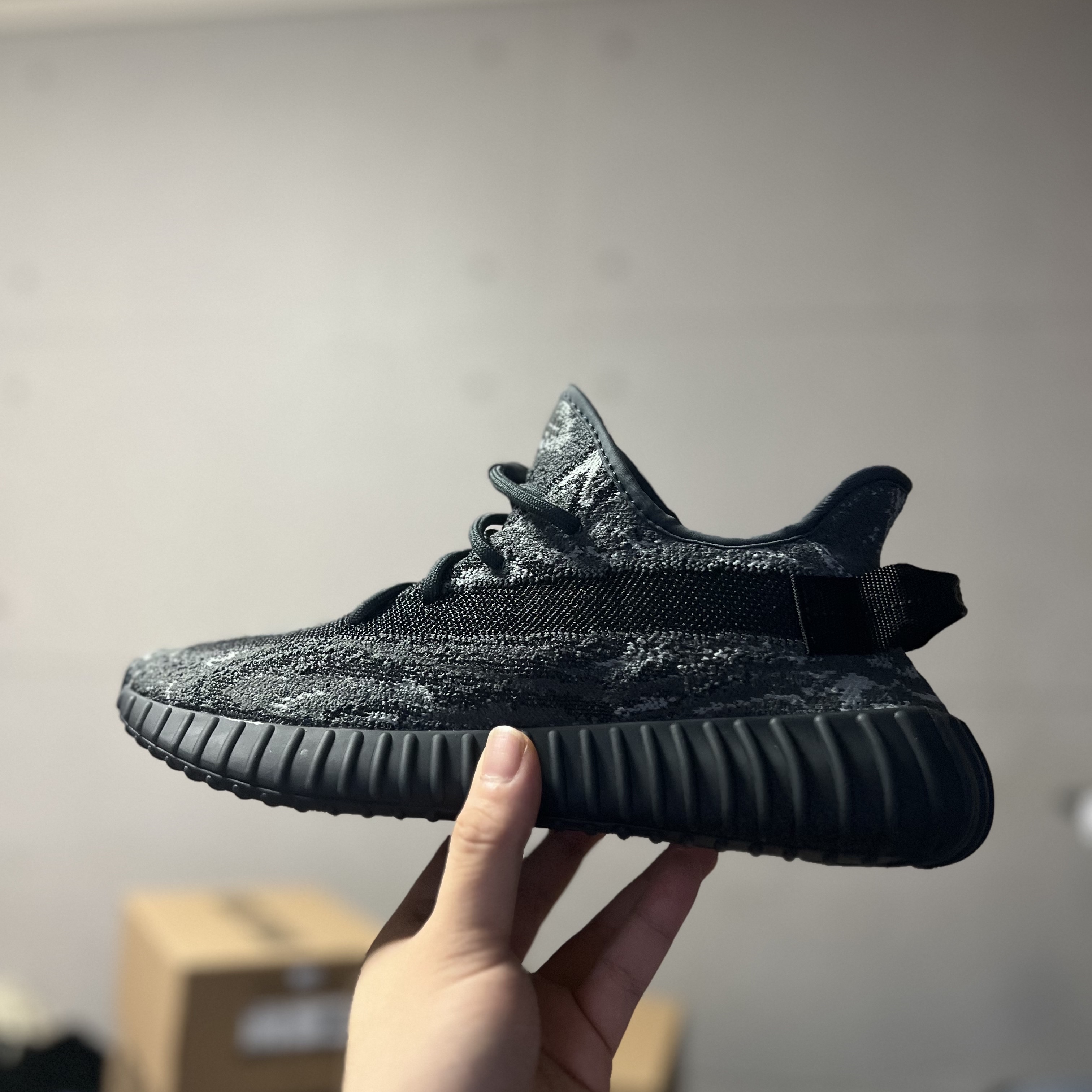 Adidas Yeezy Boost 350 V2 MX Dark Salt 착용 스타일 - 3