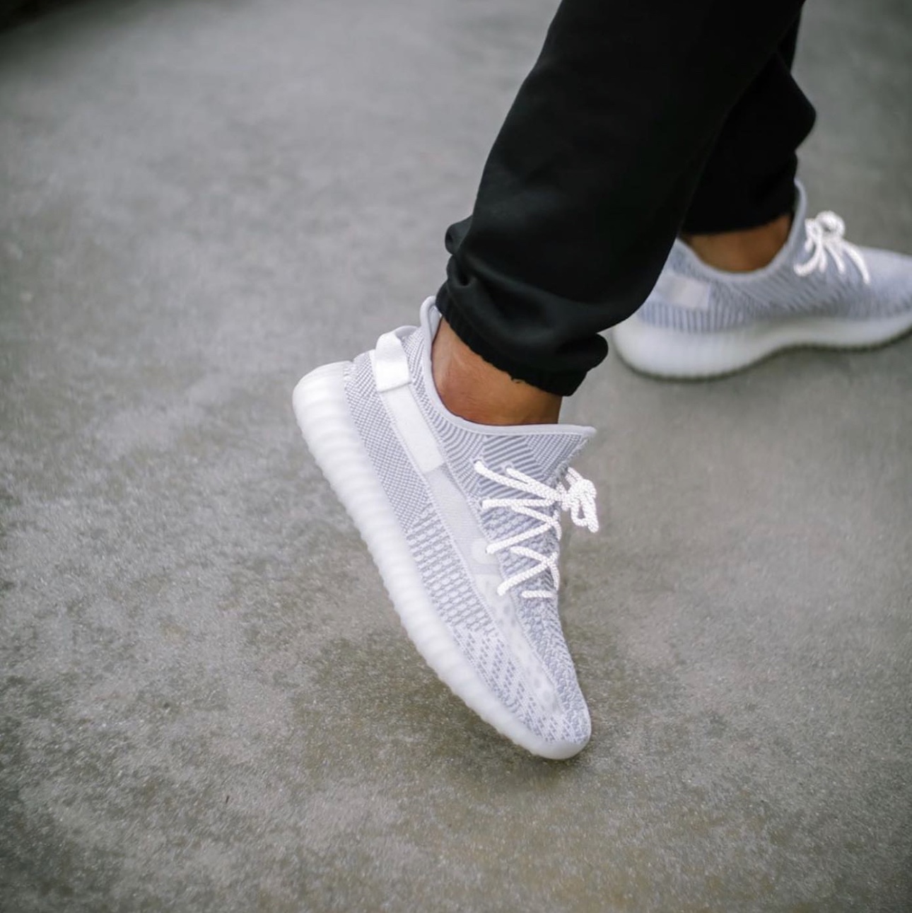 Adidas Yeezy Boost 350 V2 Static 2023 착용 스타일 - 1