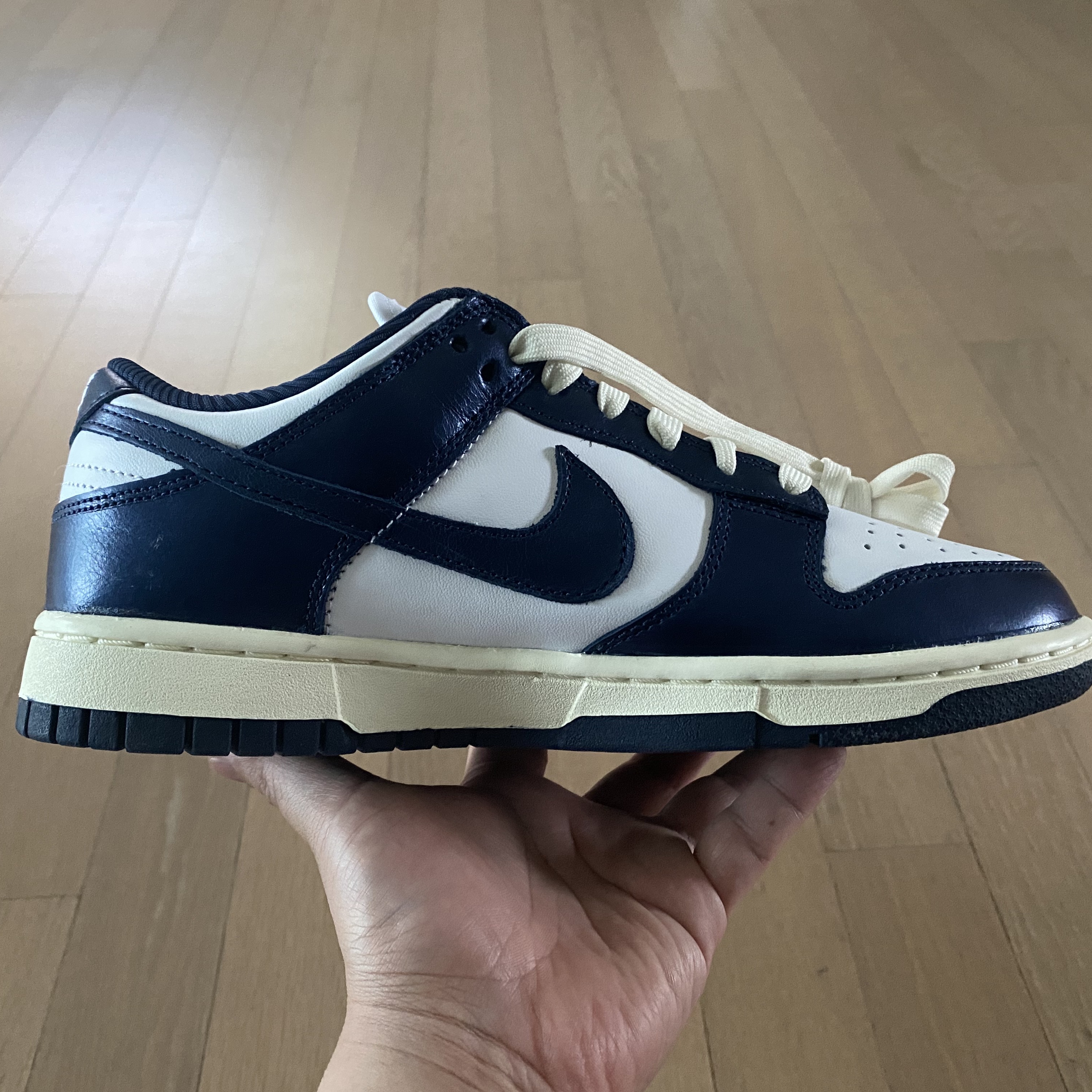 (W) Nike Dunk Low PRM Midnight Navy and White 착용 스타일 - 2