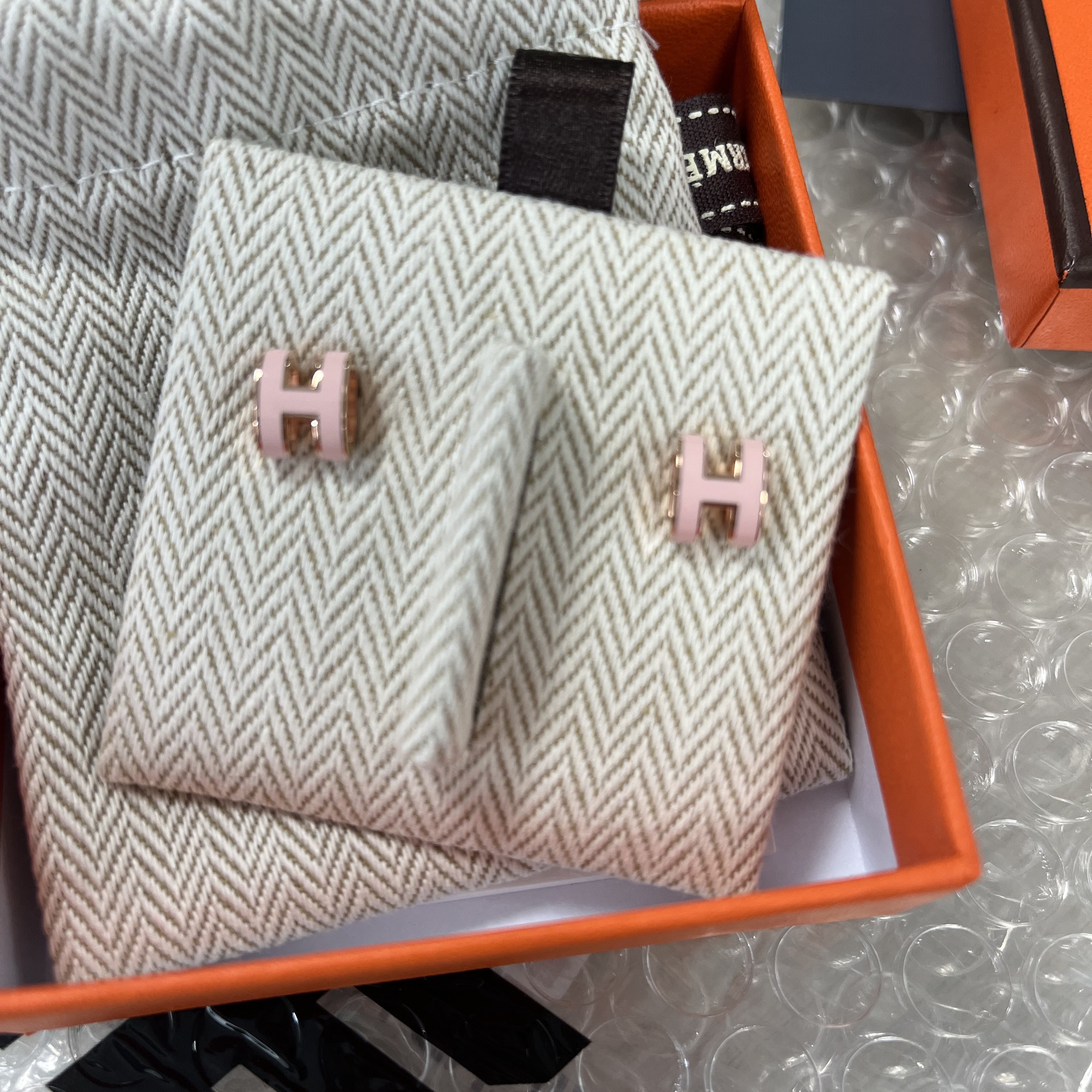 (W) Hermes Mini Pop H Earrings Rose Gold & Rose Dragee 착용 스타일