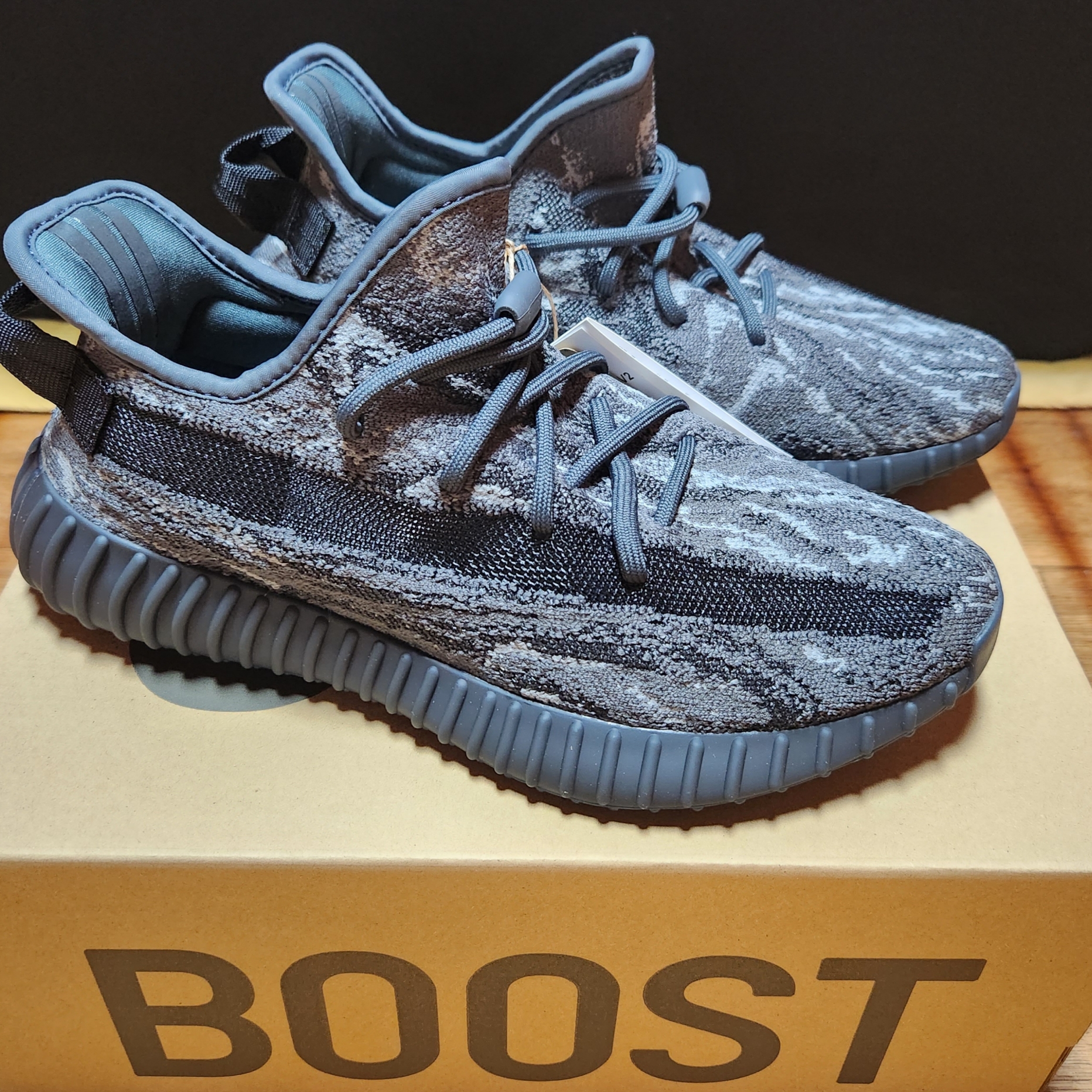 Adidas Yeezy Boost 350 V2 MX Dark Salt 착용 스타일 - 2