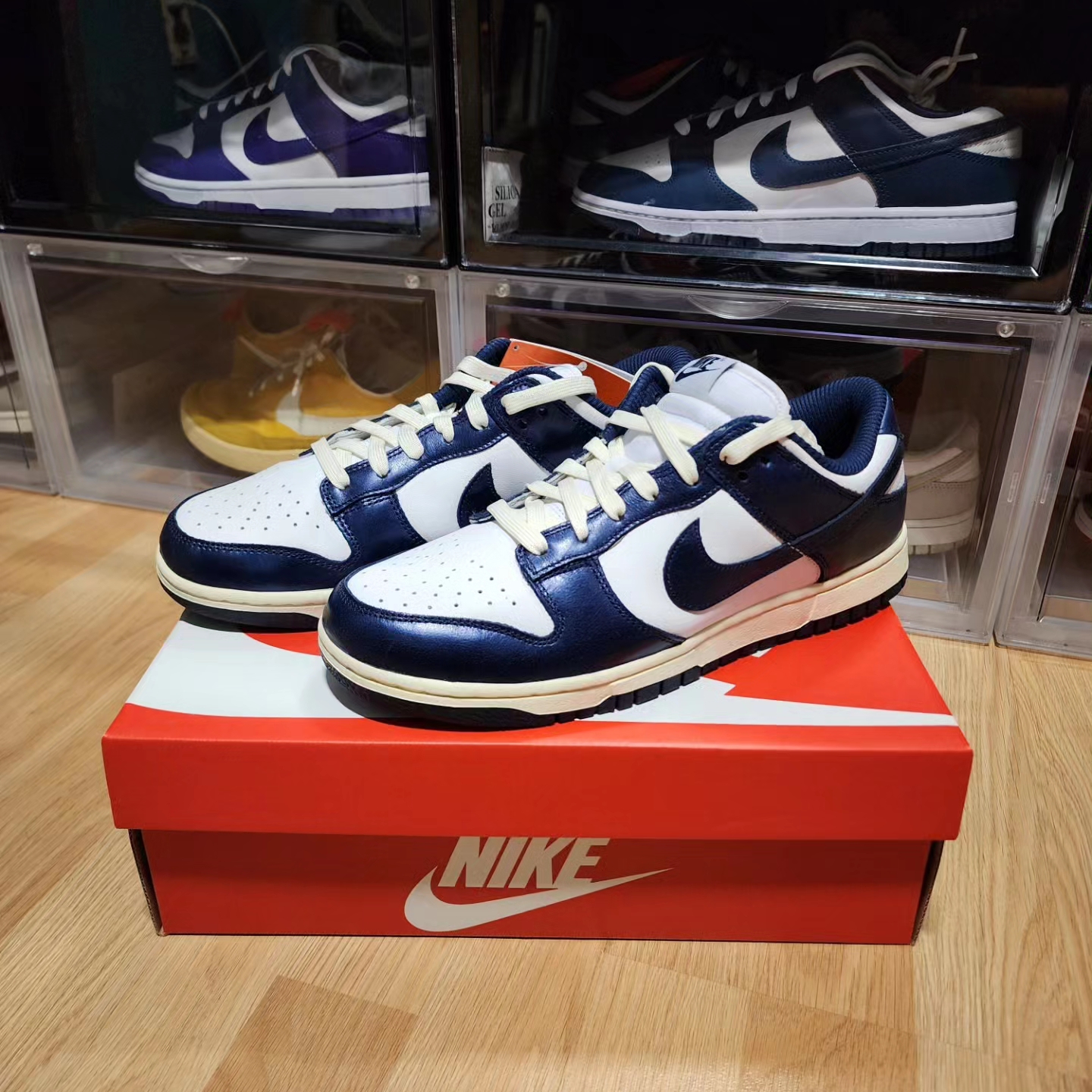 (W) Nike Dunk Low PRM Midnight Navy and White 착용 스타일 - 3