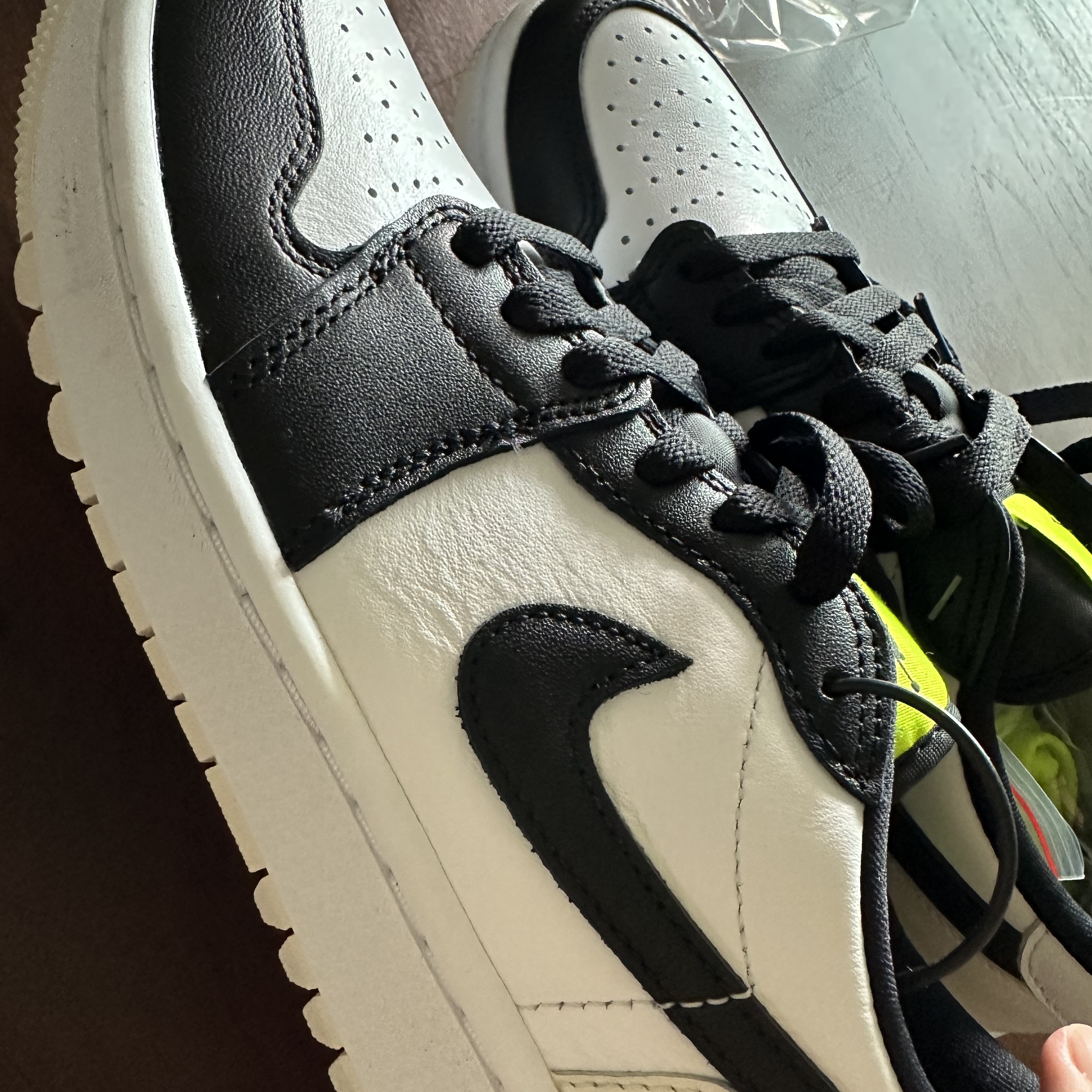 Jordan 1 Low Golf Black White and Volt 착용 스타일 - 1