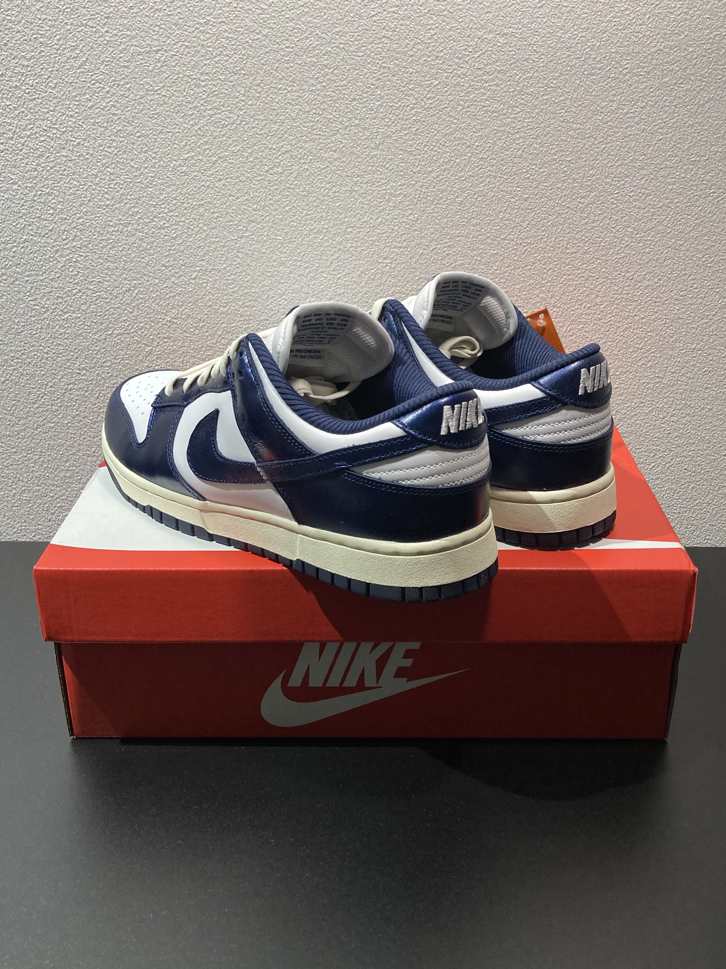 (W) Nike Dunk Low PRM Midnight Navy and White 착용 스타일 - 2