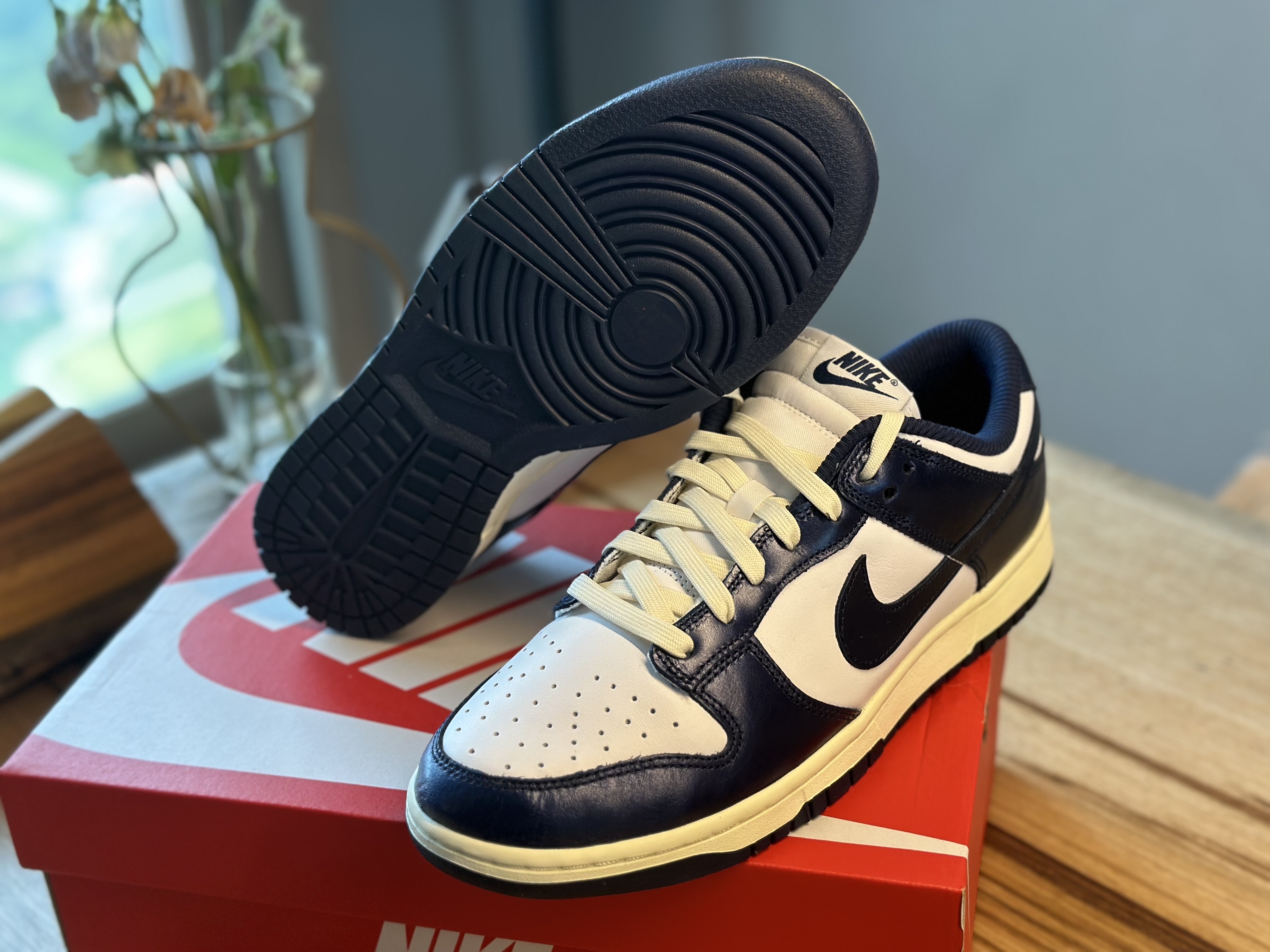(W) Nike Dunk Low PRM Midnight Navy and White 착용 스타일 - 3