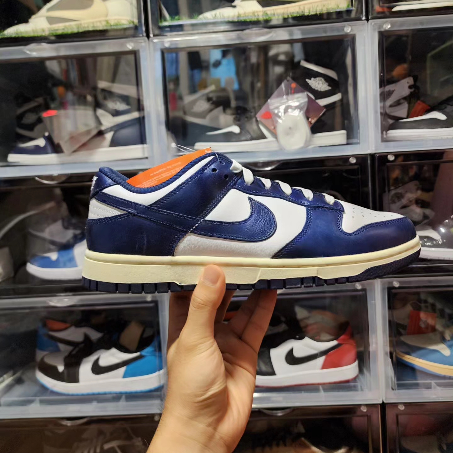 (W) Nike Dunk Low PRM Midnight Navy and White 착용 스타일 - 2