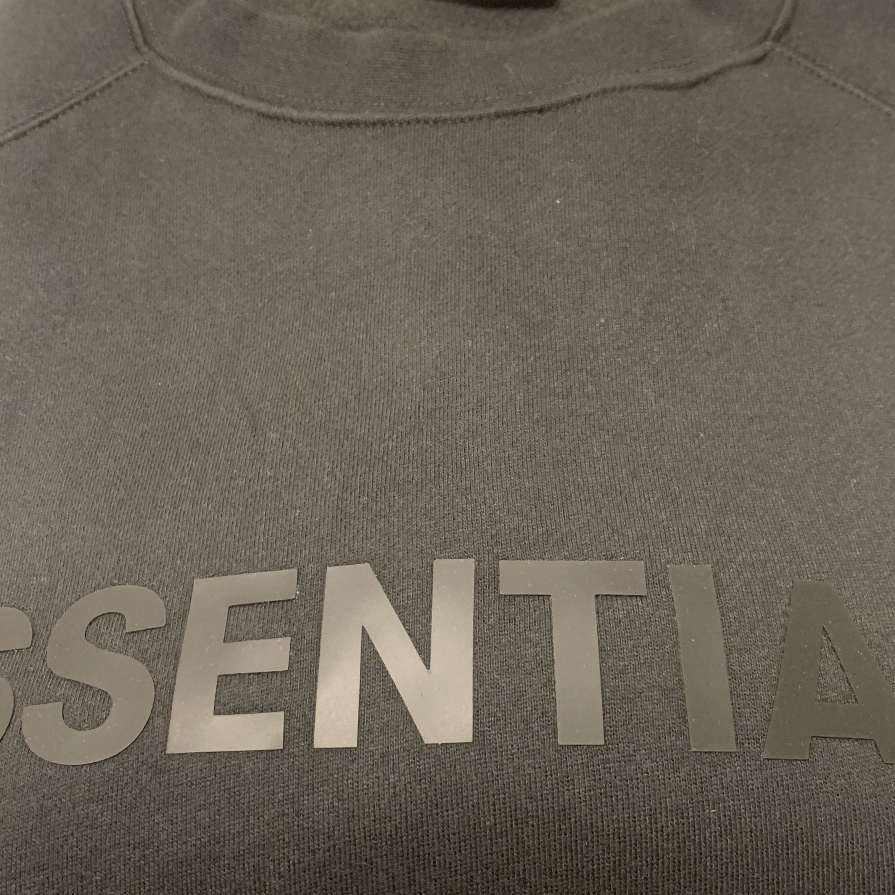 Essentials 3D Silicon Applique Crewneck Dark Slate/Black 2020 착용 스타일