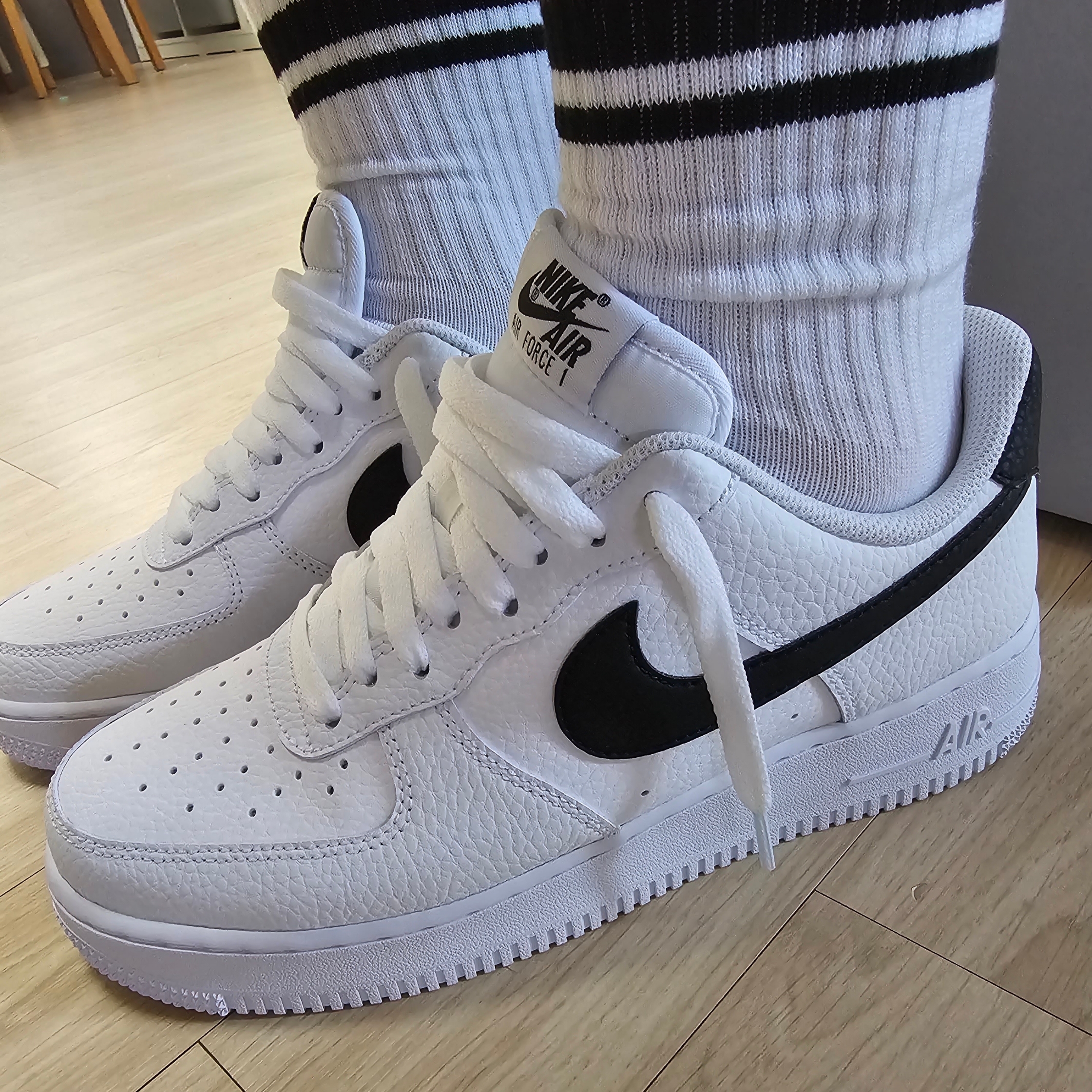 Nike Air Force 1 '07 White Black 착용 스타일 - 2