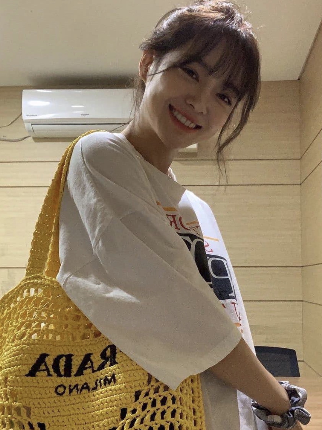 Prada Raffia Tote Bag Yellow 착용 스타일