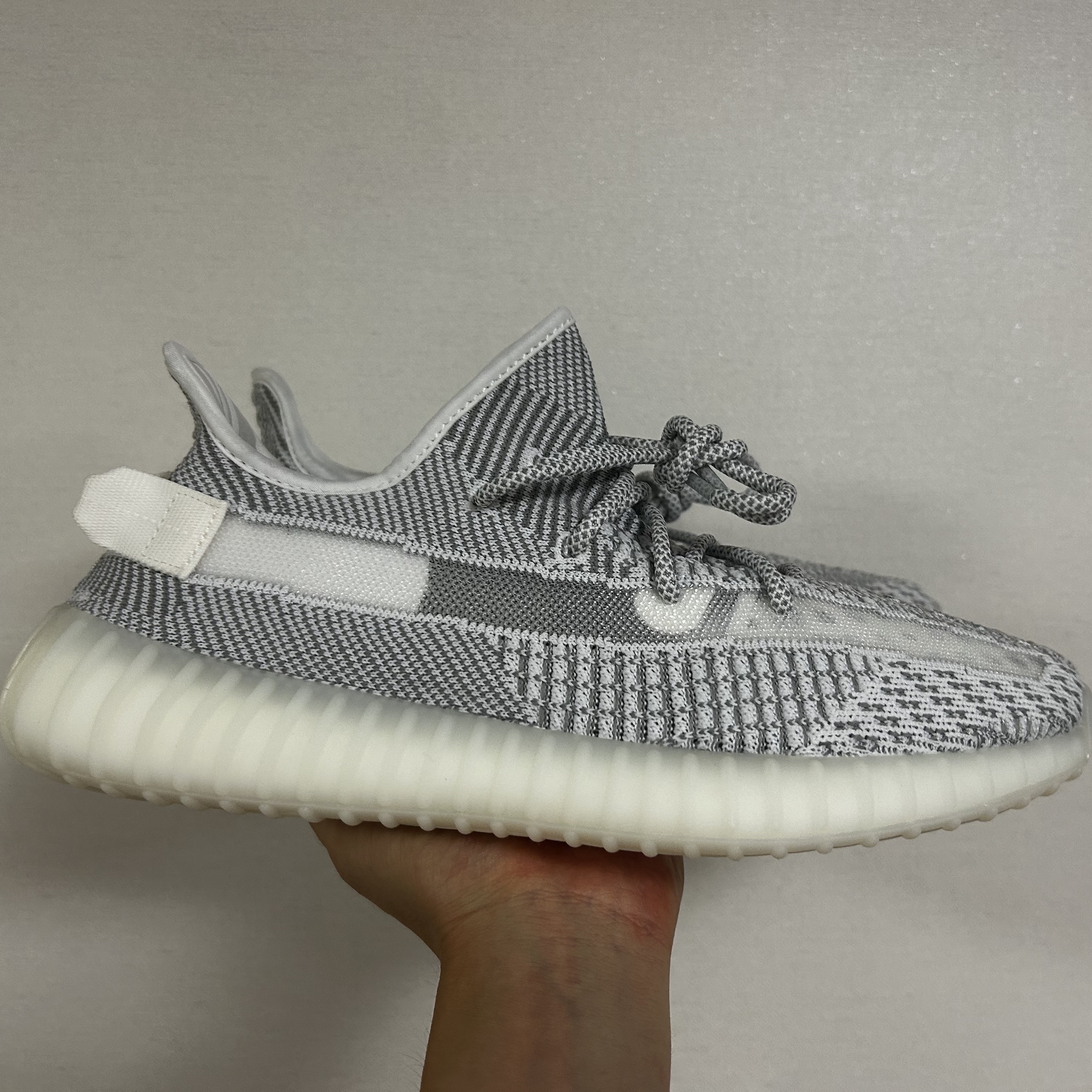 Adidas Yeezy Boost 350 V2 Static 2023 착용 스타일 - 1