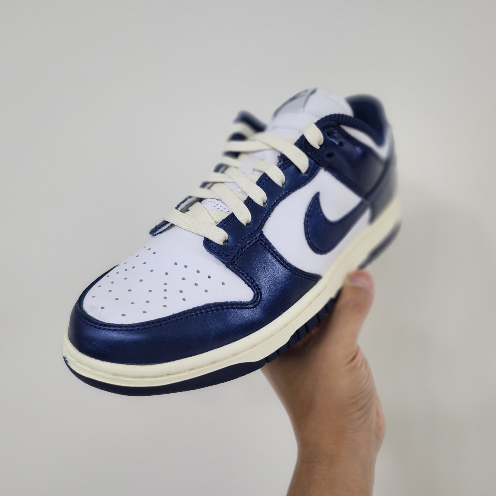 (W) Nike Dunk Low PRM Midnight Navy and White 착용 스타일 - 1
