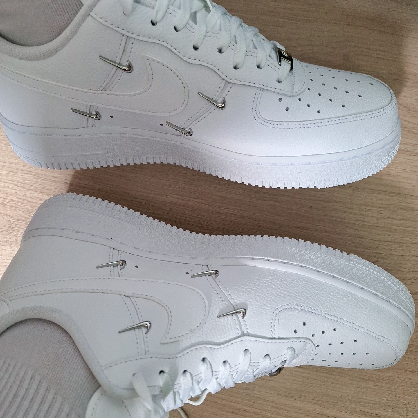 (W) Nike Air Force 1 Low '07 LX Chrome Luxe 착용 스타일 - 2