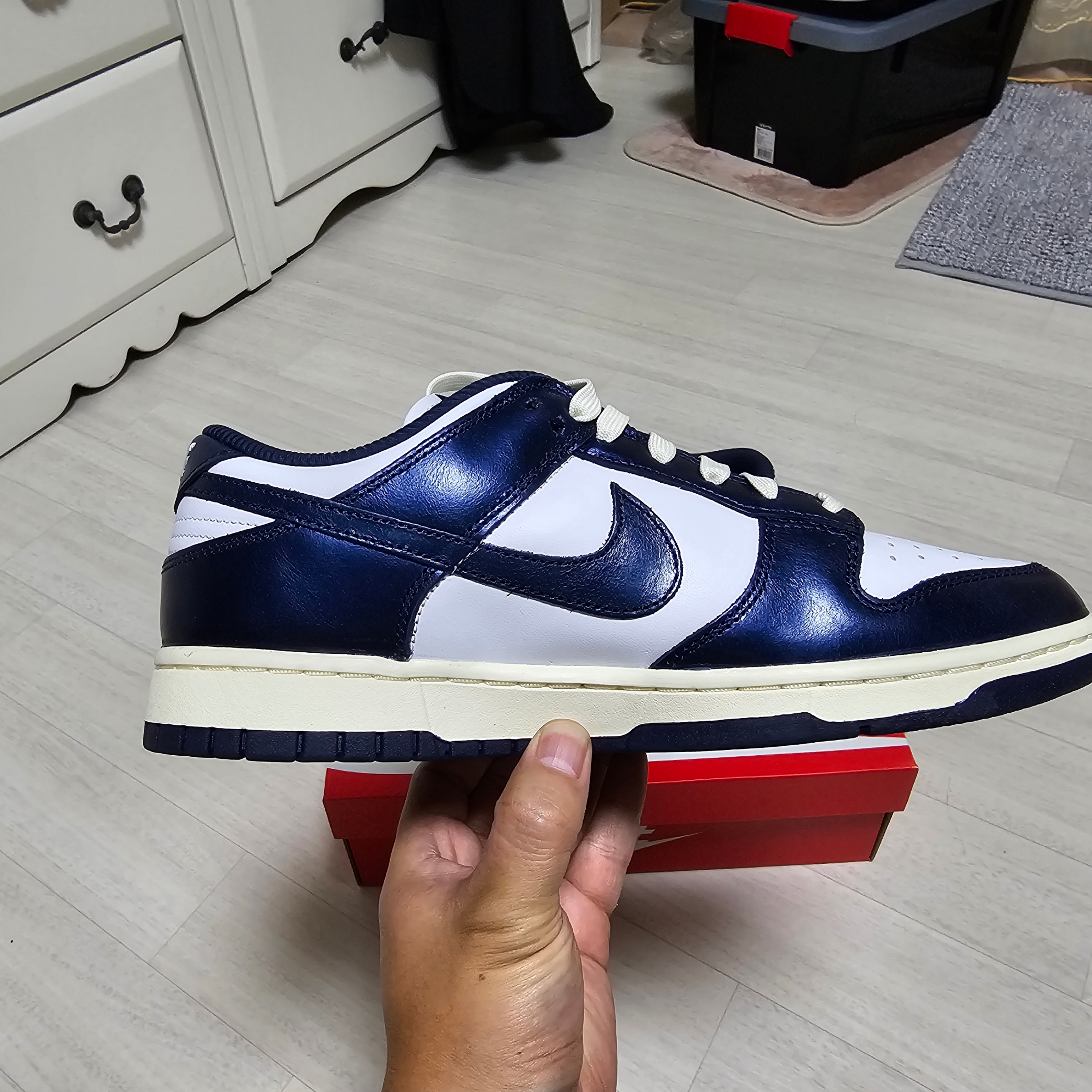 (W) Nike Dunk Low PRM Midnight Navy and White 착용 스타일 - 4