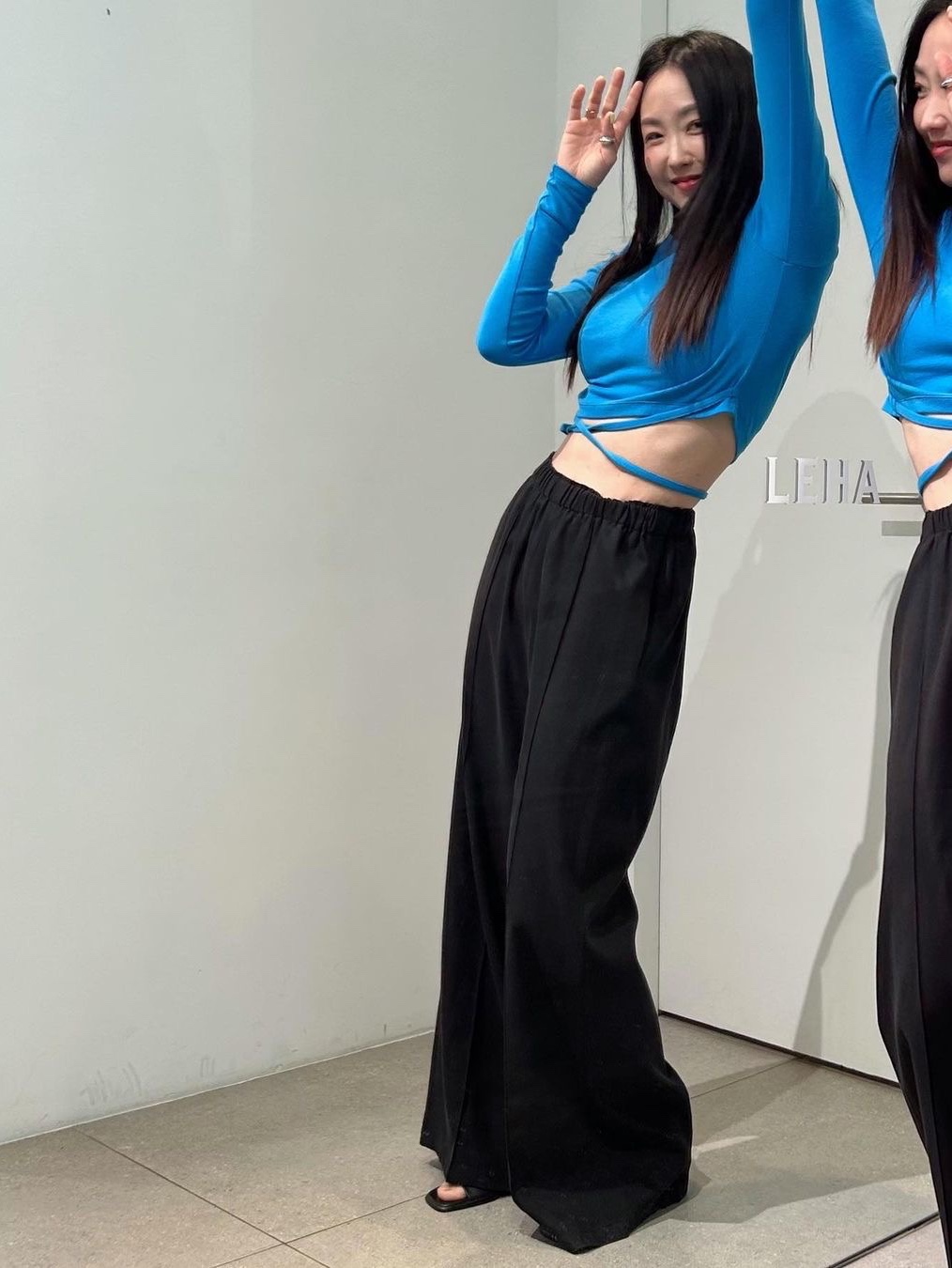 Leha Women Tres Wide Leg Pants Black 착용 스타일 - 2