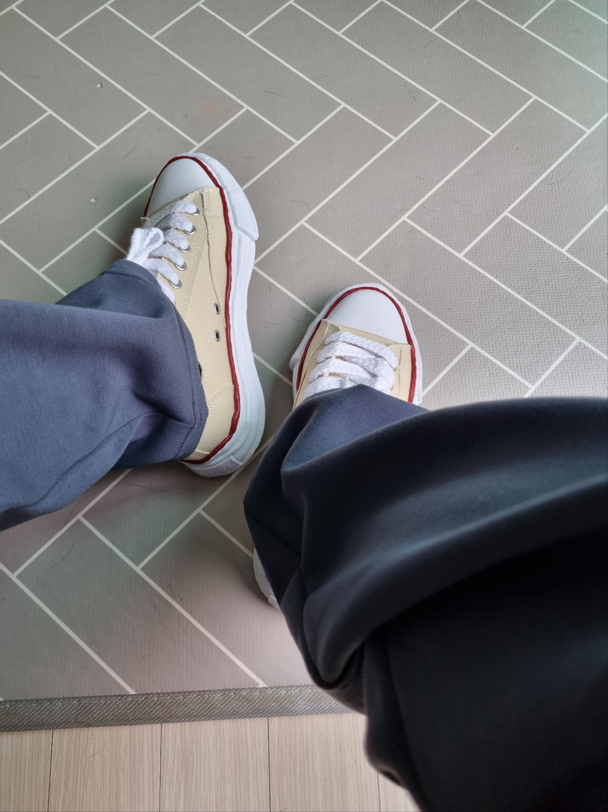 Maison Mihara Yasuhiro Peterson OG Sole Canvas Low-top Sneakers Natural 착용 스타일