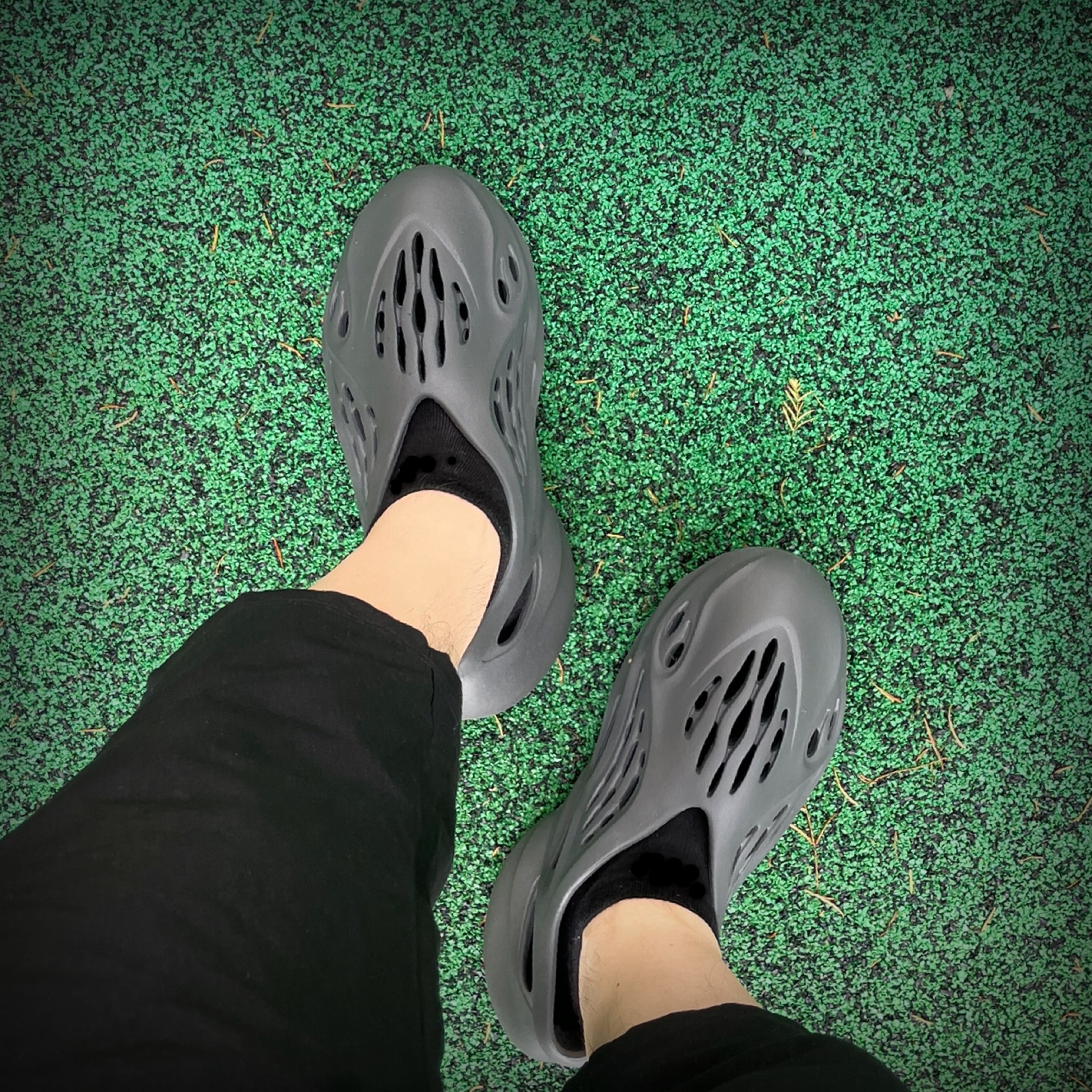 Adidas Yeezy Foam RNNR Carbon 착용 스타일 - 2