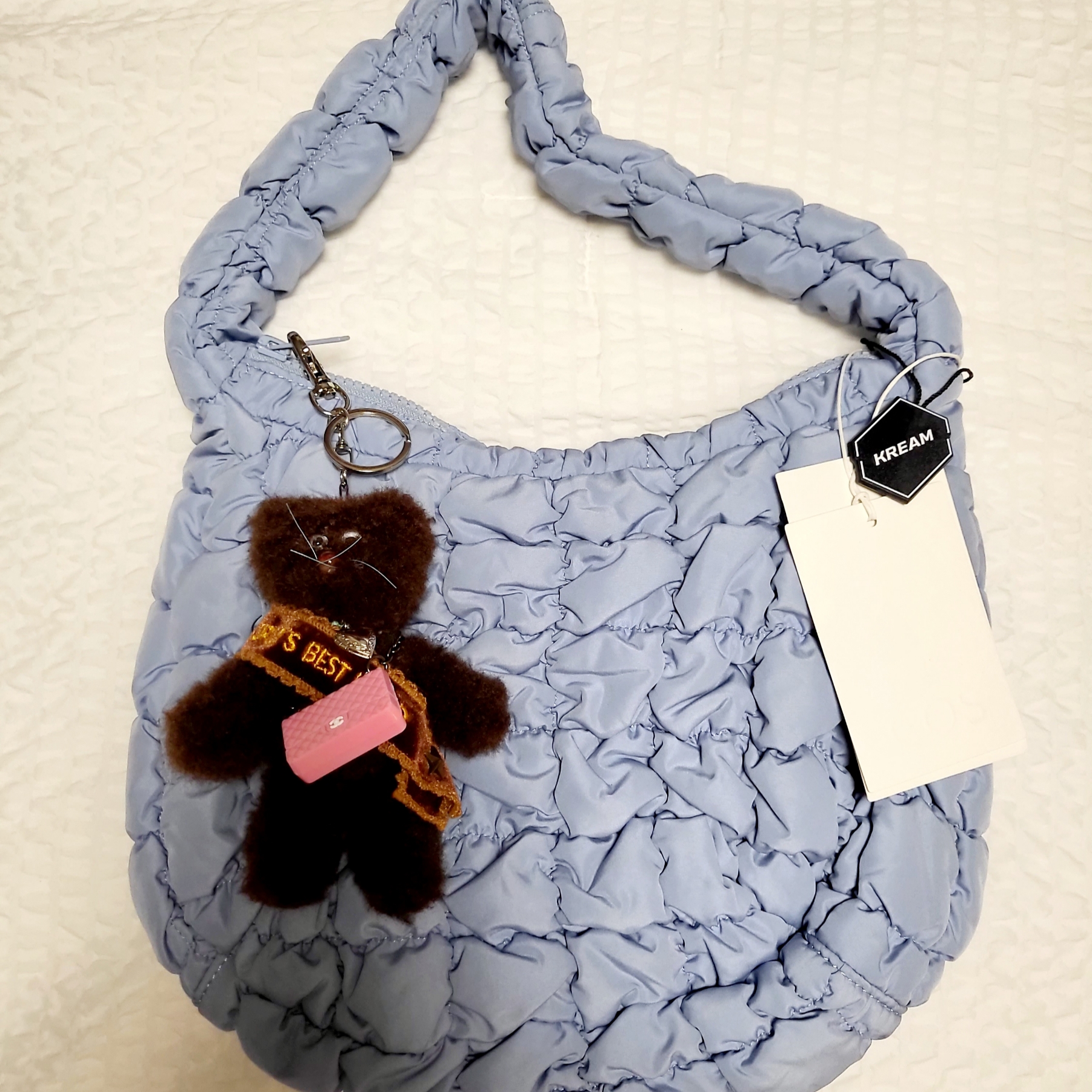 COS Quilted Mini Bag Light Blue, Monamhee Bred Keyring with Pink Pants Brown 착용 스타일 - 2