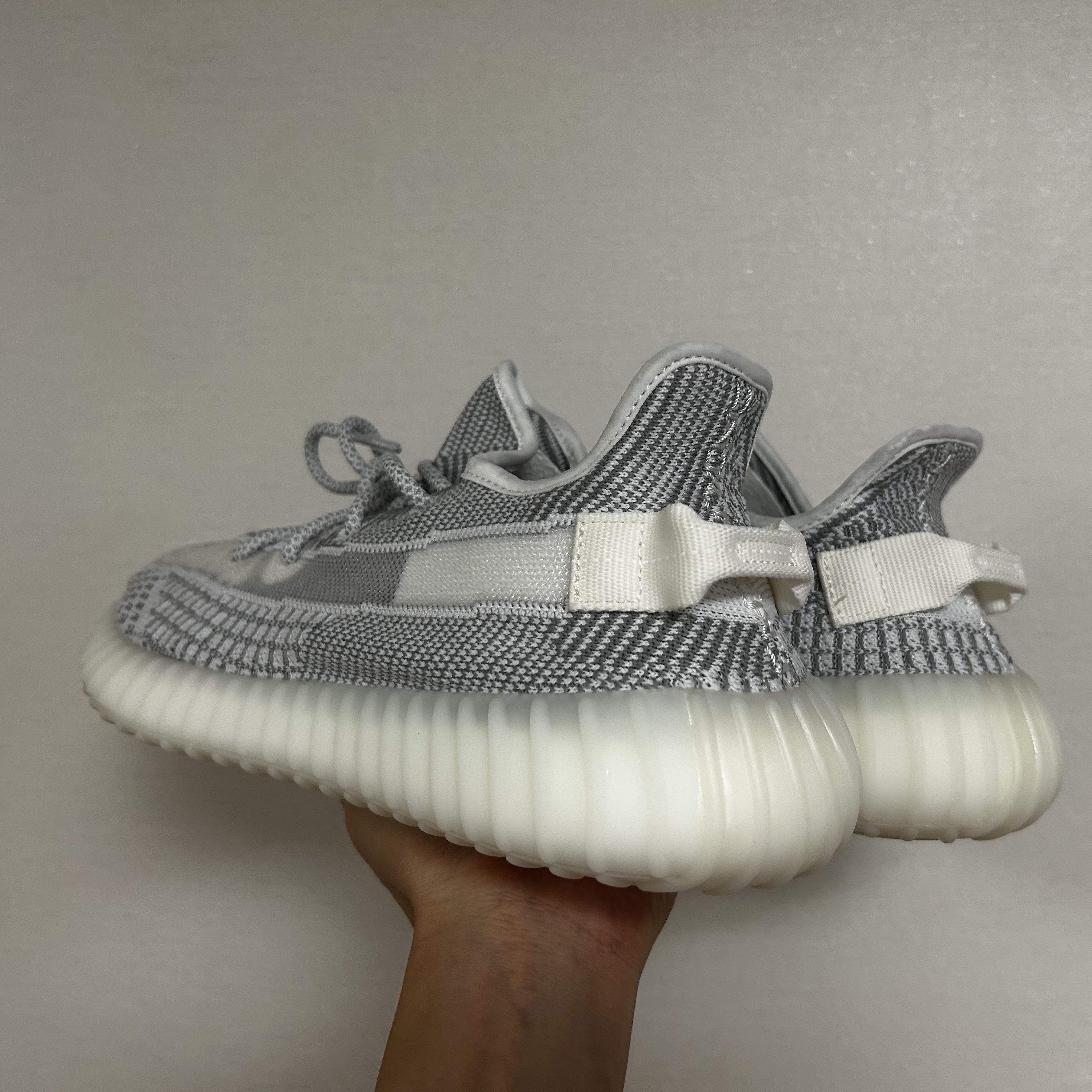 Adidas Yeezy Boost 350 V2 Static 2023 착용 스타일 - 3