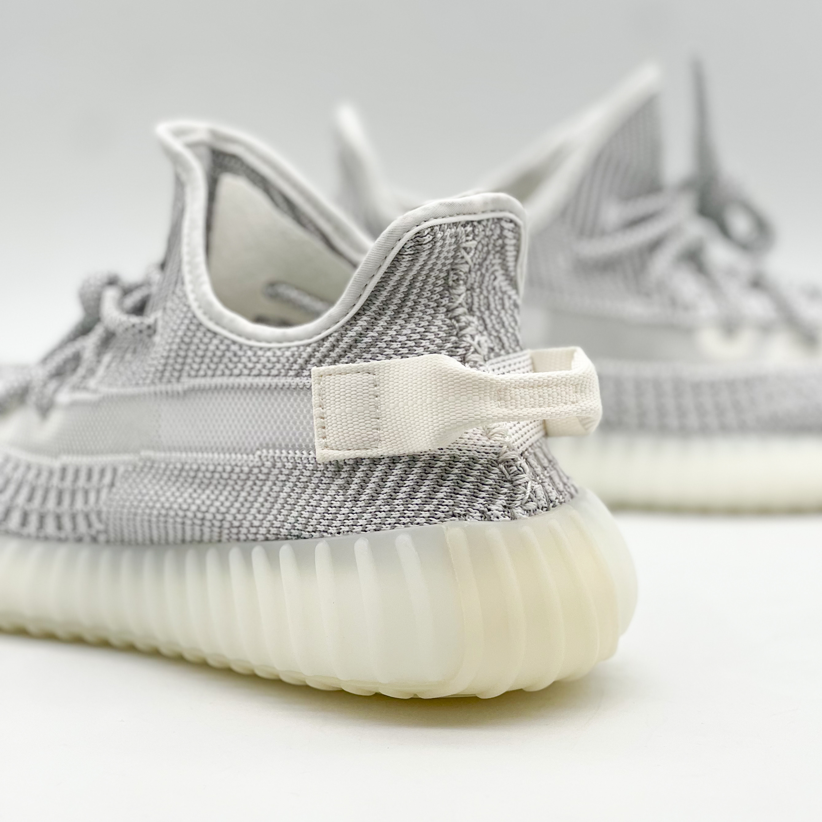 Adidas Yeezy Boost 350 V2 Static 2023 착용 스타일 - 3
