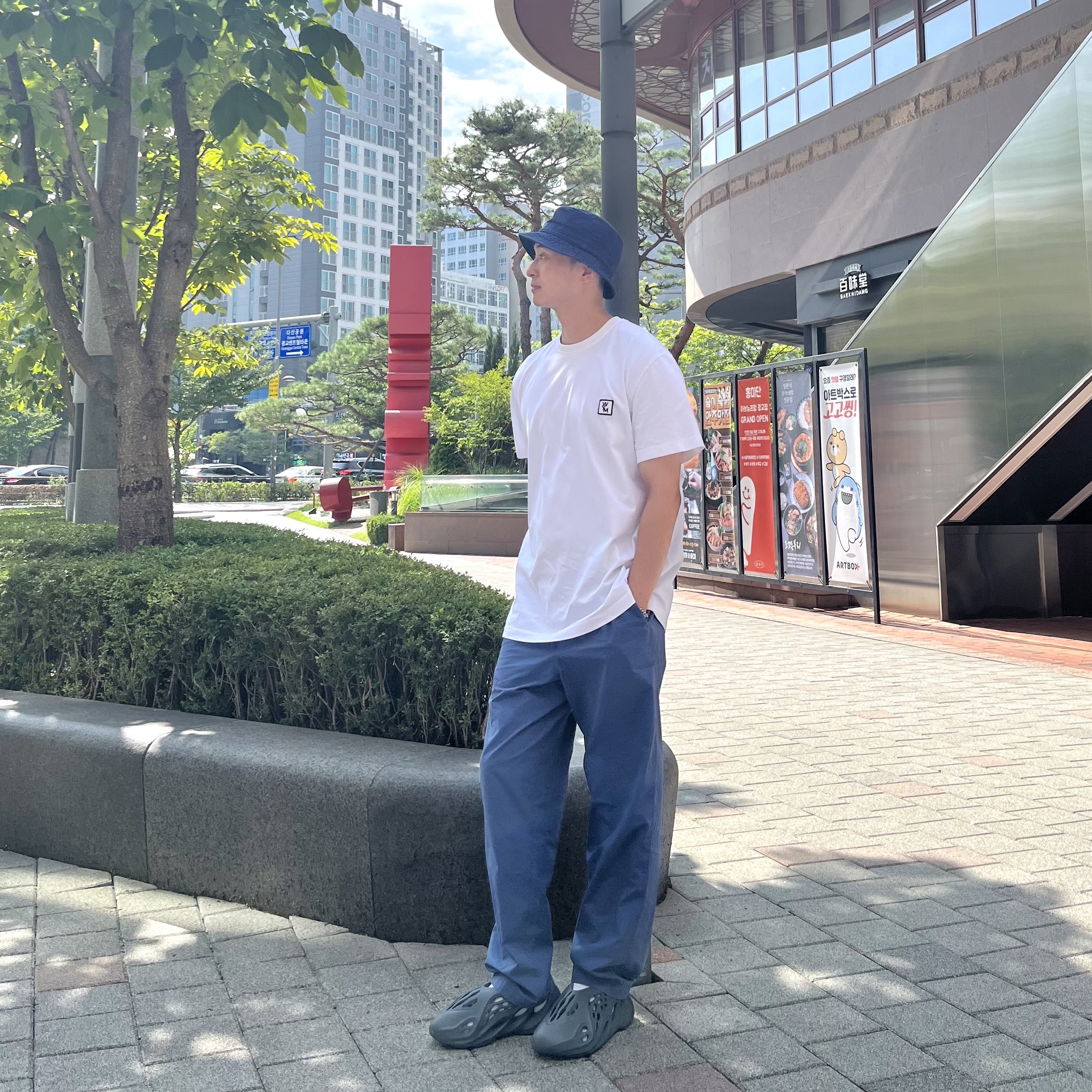 Adidas Yeezy Foam RNNR Carbon, Wooyoungmi Black Back Logo T-Shirt White - 22SS 착용 스타일