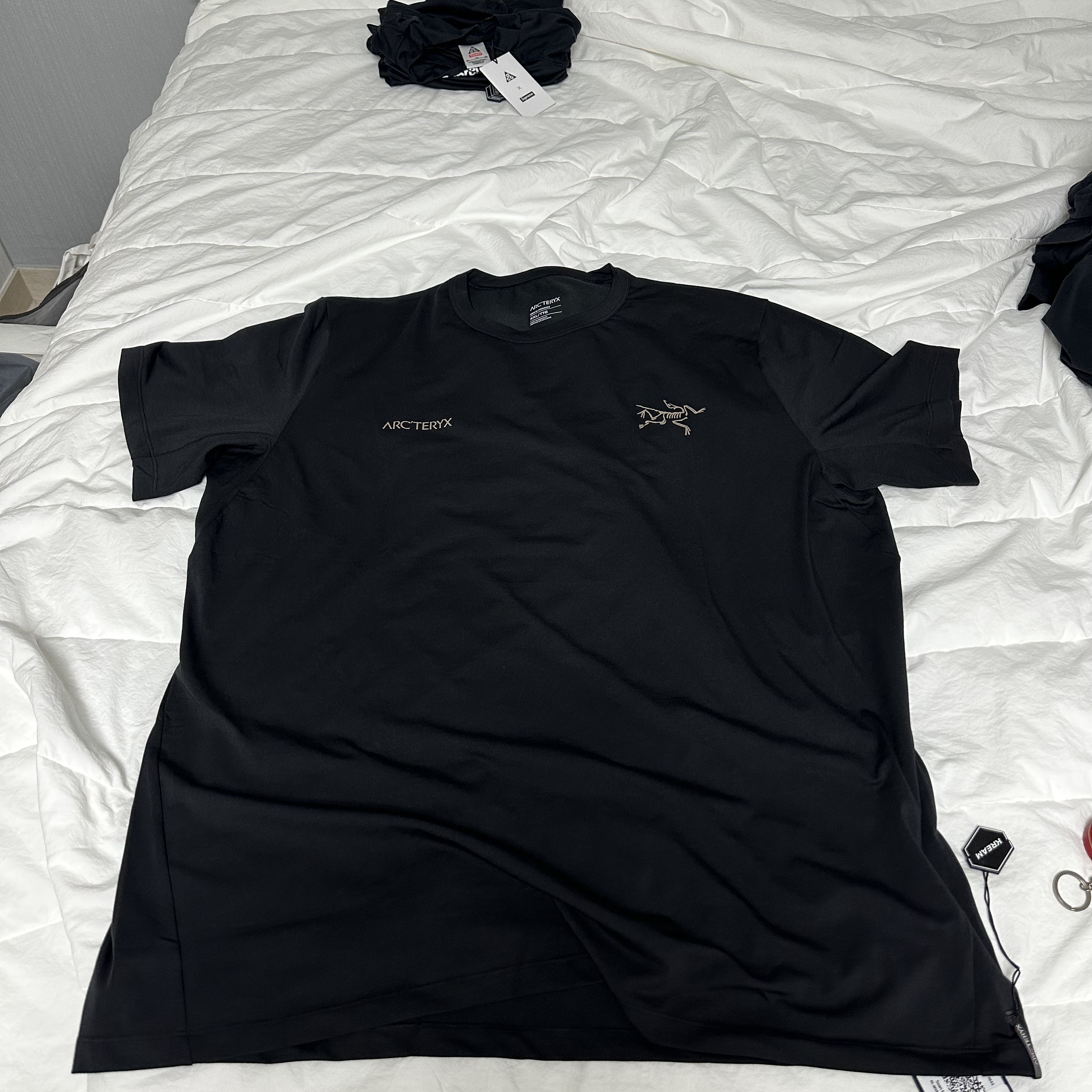 Arc'teryx Captive Split T-Shirt Black Gold 착용 스타일 - 1