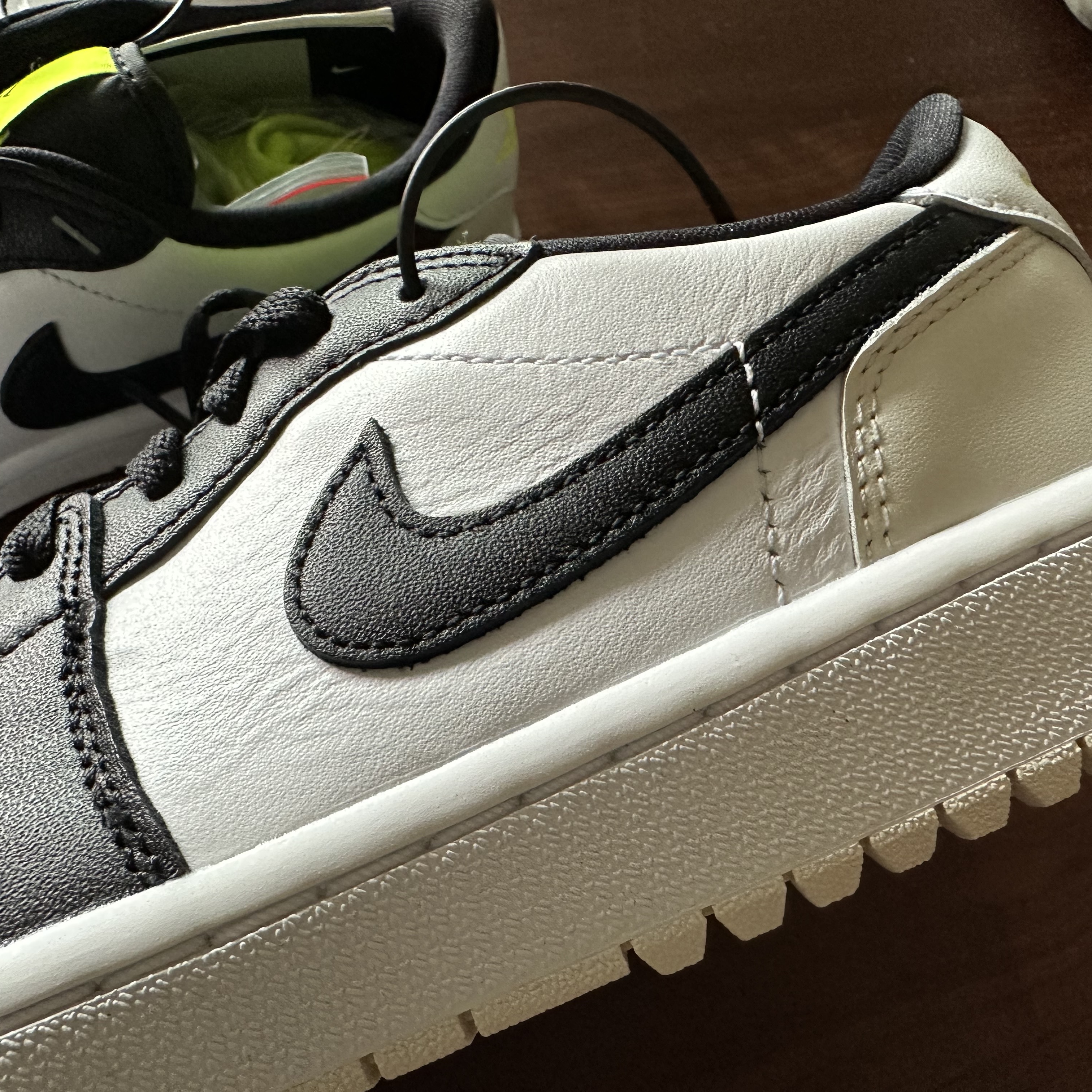 Jordan 1 Low Golf Black White and Volt 착용 스타일 - 2