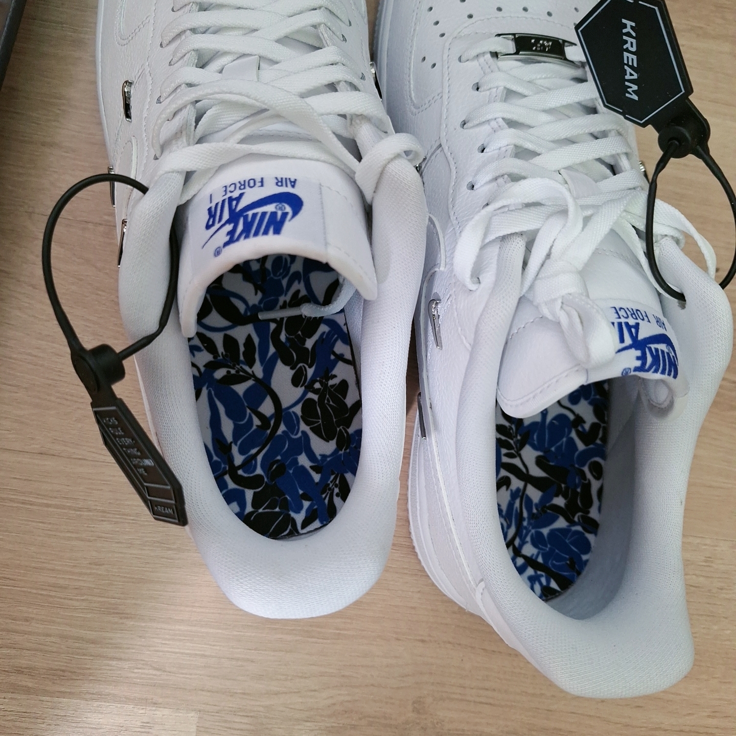 (W) Nike Air Force 1 Low '07 LX Chrome Luxe 착용 스타일 - 1