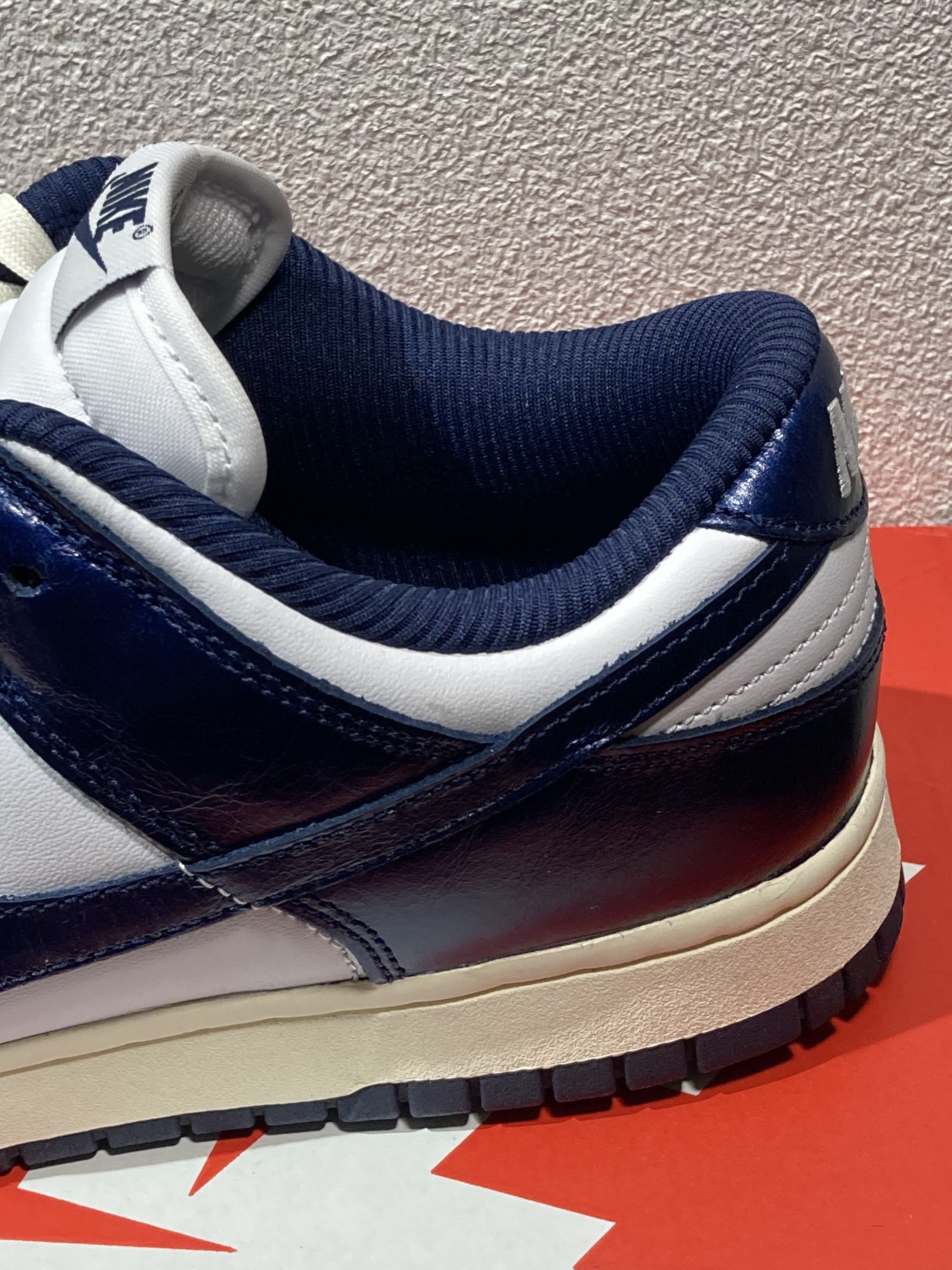 (W) Nike Dunk Low PRM Midnight Navy and White 착용 스타일 - 2