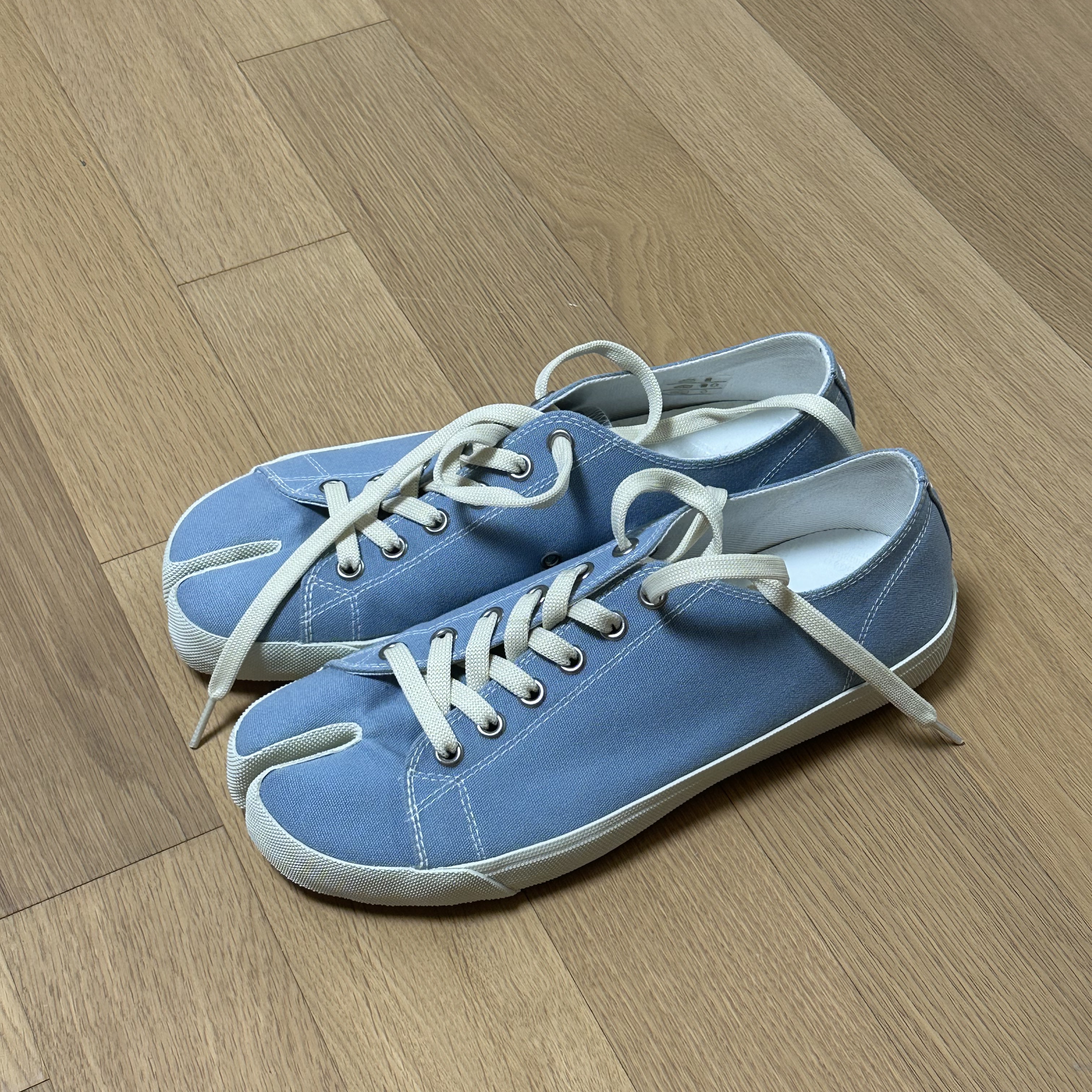 Maison Margiela Tabi Low Light Blue 착용 스타일 - 2