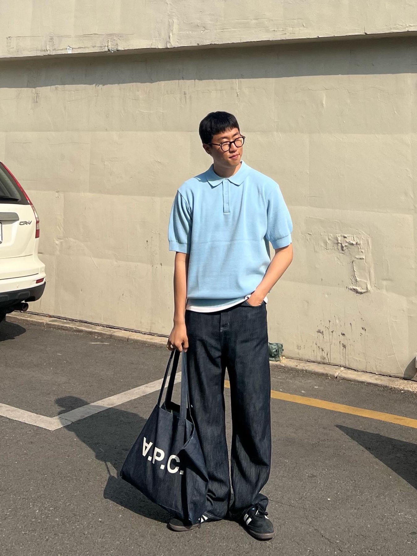 A.P.C. Daniela Shopping Bag Indigo, Adidas Samba OG Black White Gum 착용 스타일 - 2