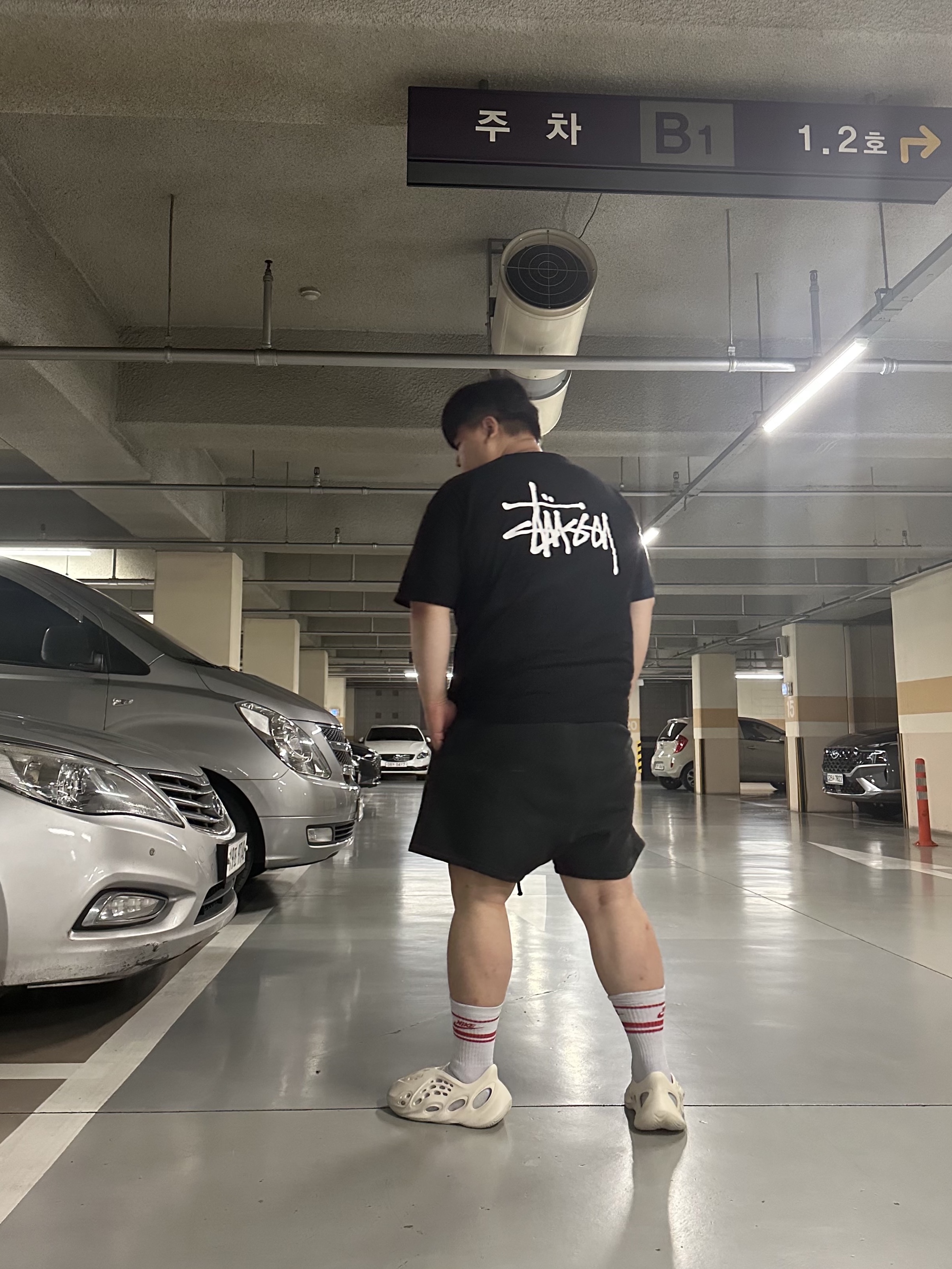 Stussy Basic Stussy T-Shirt Black 2022, Adidas Yeezy Foam RNNR Sand 착용 스타일