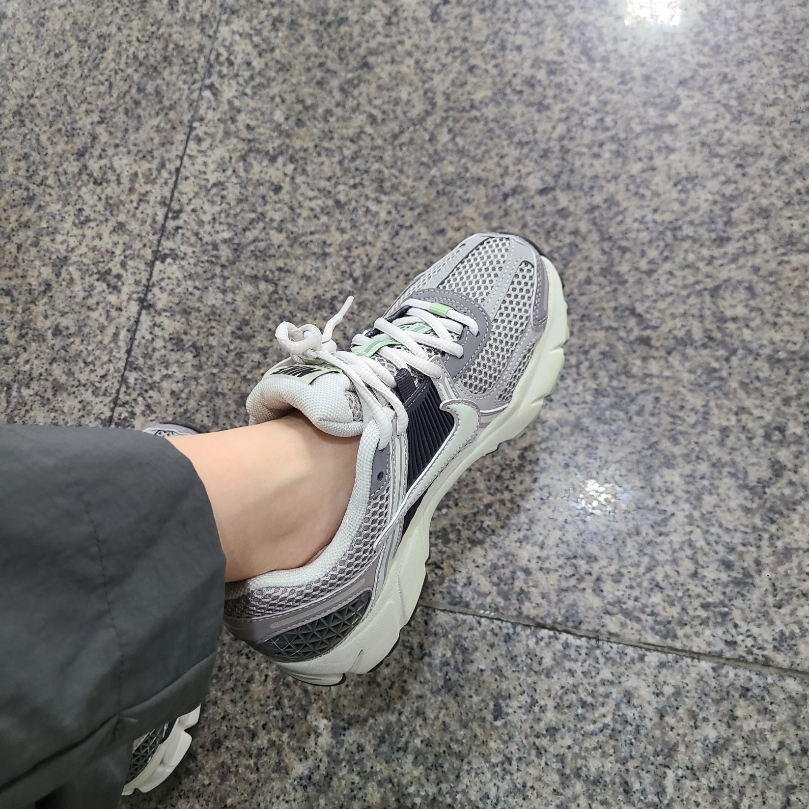 (W) Nike Zoom Vomero 5 Cobblestone and Flat Pewter 착용 스타일