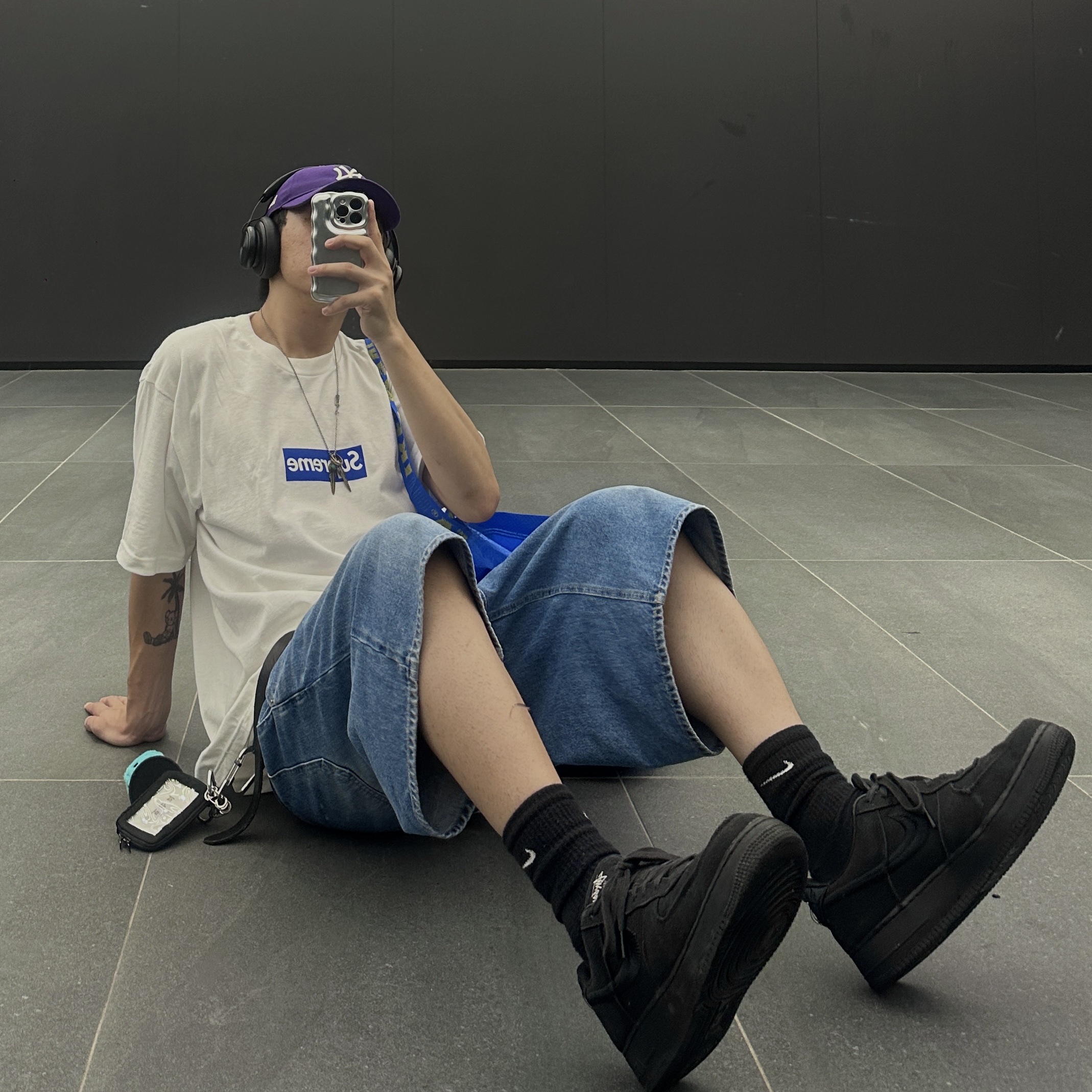 Supreme Seoul Box Logo T-Shirt White - 23FW, Nike x Stussy Air Force 1 Low Triple Black 착용 스타일 - 3