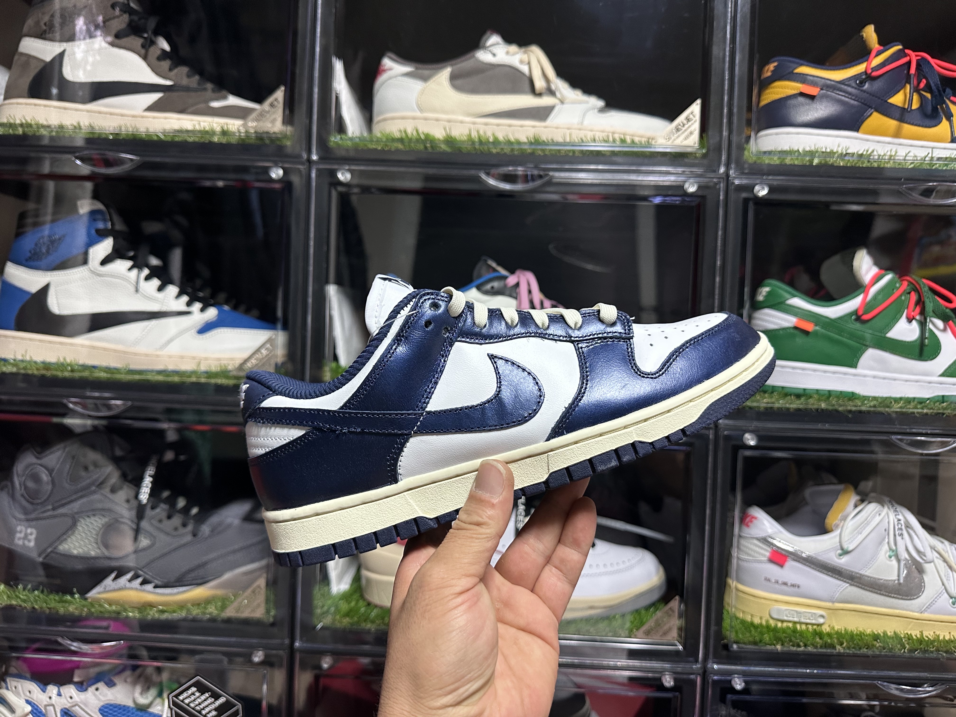 (W) Nike Dunk Low PRM Midnight Navy and White 착용 스타일 - 1