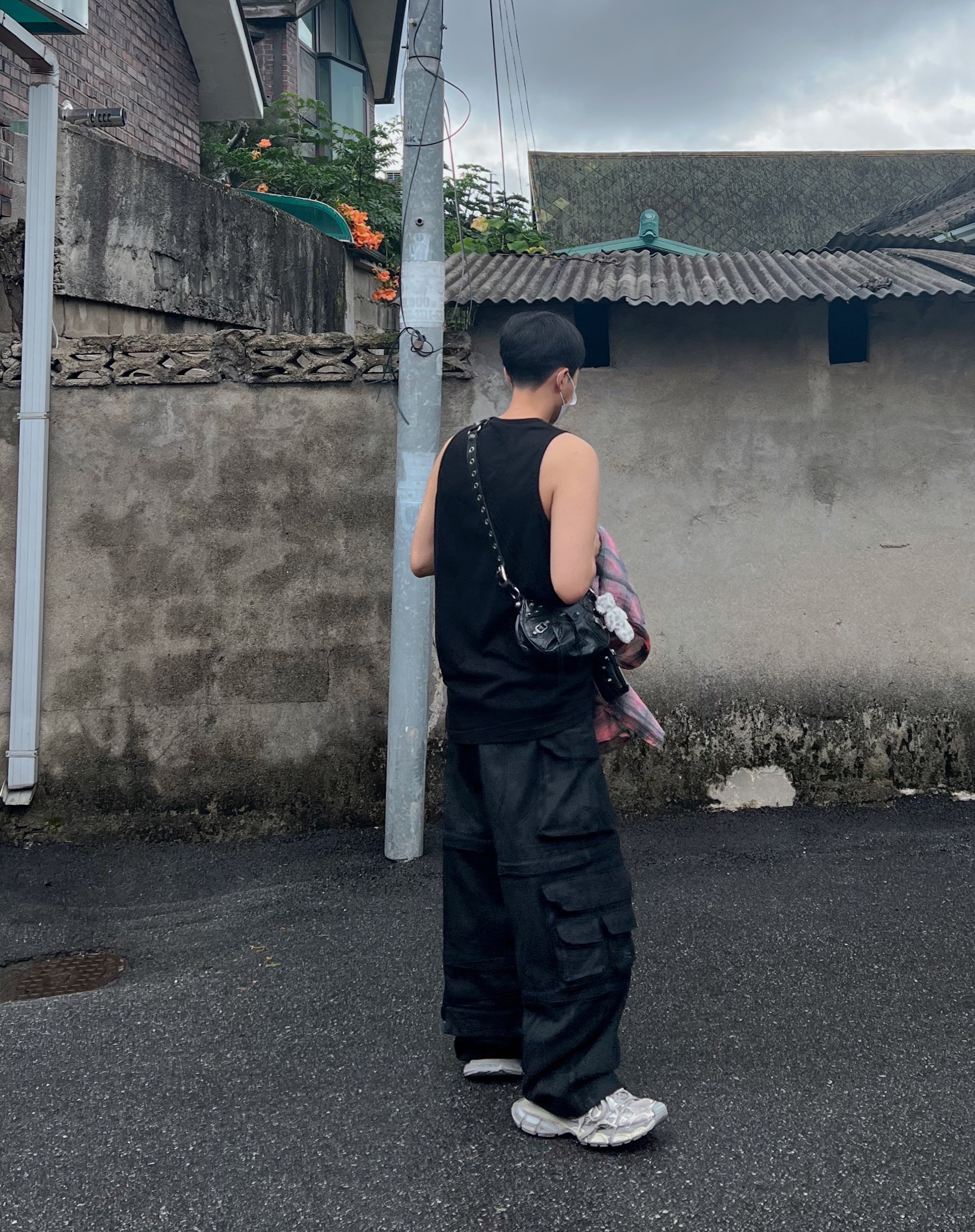 Balenciaga Arena Lambskin Le Cagole XS Shoulder Bag Black, Project G/R Oversized Convertible Cargo Pants Coated Black 착용 스타일 - 2