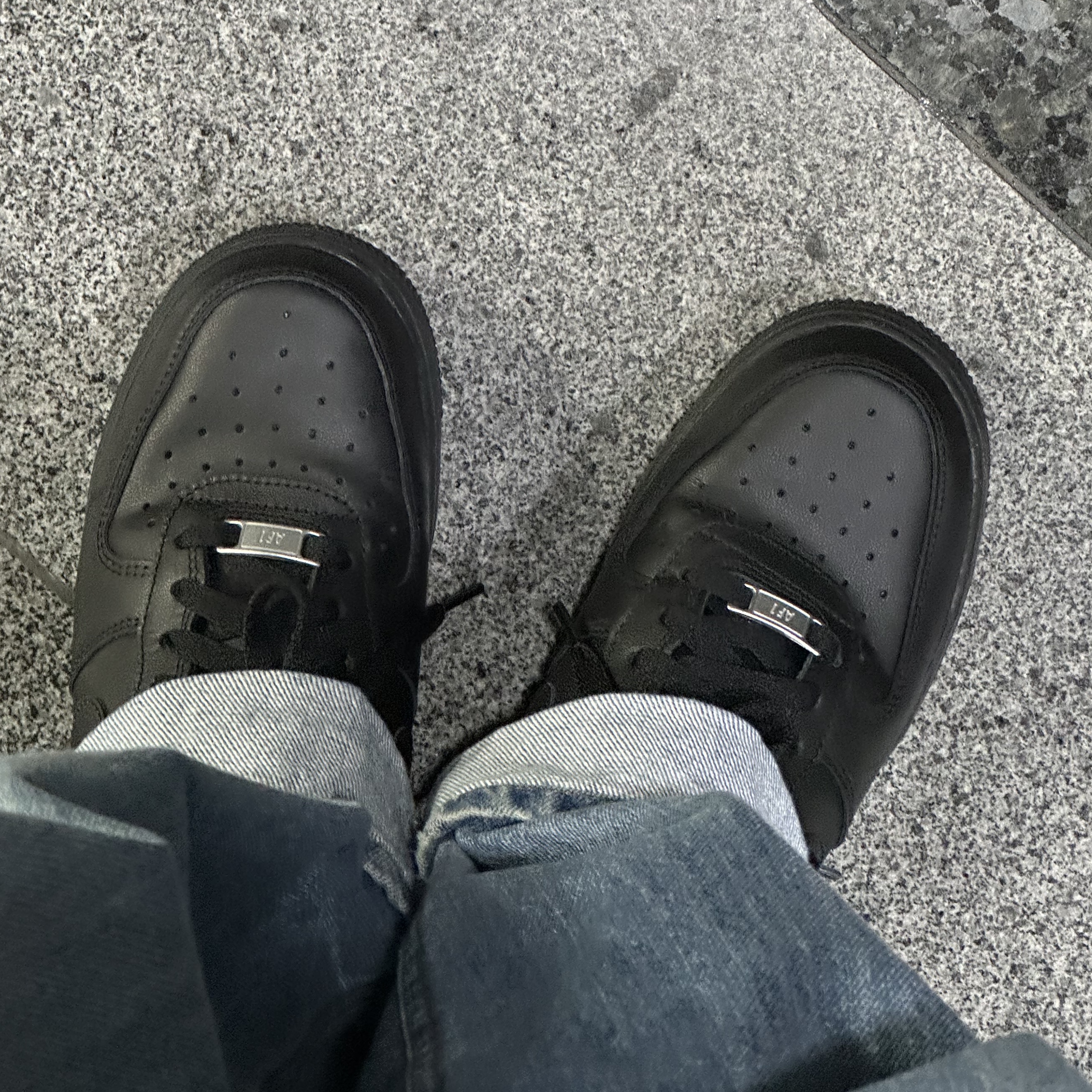 Nike Air Force 1 '07 Low Triple Black 착용 스타일